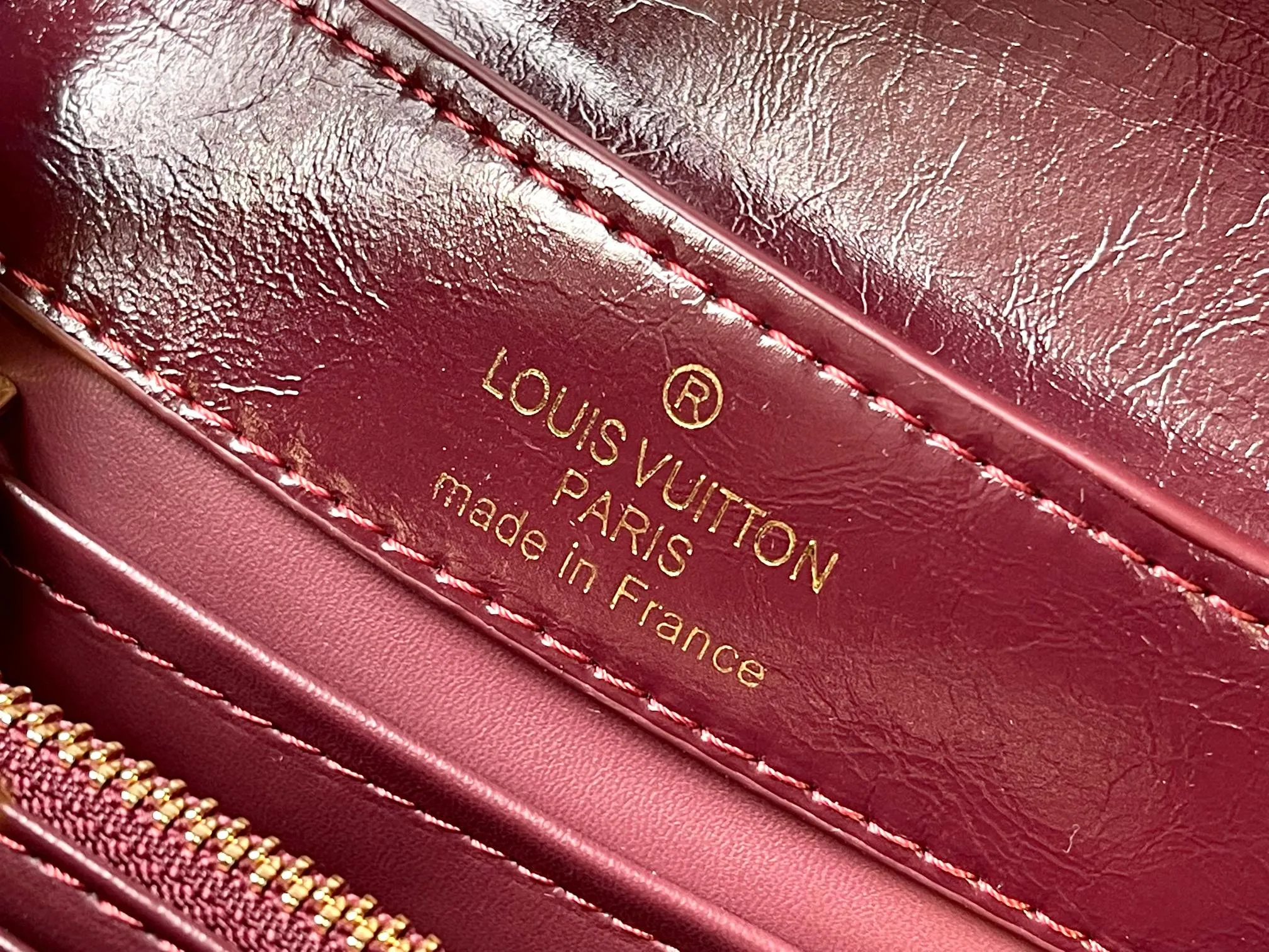 P460 [Guangzhou top quality original version] M25491 This Capucines East-West mini handbag draws color inspiration from the Louis Vuitton beauty series, subtly showing grace and grace. The pleated leather body adds an edgy feel and features a flap that can be folded in or out. The LV letters highlight the brand mark, and the shiny chain can be removed at will. Size:22*12*8cm