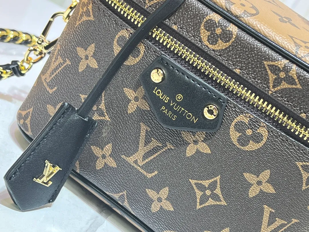 Batch 260💰M47125 Vanity Chain Pouch handbag draws inspiration from classic cosmetic cases and interprets the spirit of travel with Monogram canvas. The top handle and detachable braided chain are infused with leather elements, complementing the clean lines of the bag. The LV inscribed padlock and leather key holder continue the iconic details. Size: 19x11.5x6.5cm