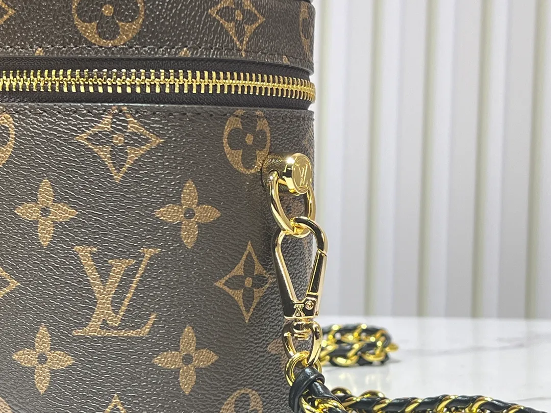 Batch 260💰M47125 Vanity Chain Pouch handbag draws inspiration from classic cosmetic cases and interprets the spirit of travel with Monogram canvas. The top handle and detachable braided chain are infused with leather elements, complementing the clean lines of the bag. The LV inscribed padlock and leather key holder continue the iconic details. Size: 19x11.5x6.5cm
