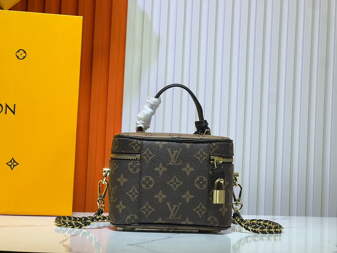 Batch 260💰M47125 Vanity Chain Pouch handbag draws inspiration from classic cosmetic cases and interprets the spirit of travel with Monogram canvas. The top handle and detachable braided chain are infused with leather elements, complementing the clean lines of the bag. The LV inscribed padlock and leather key holder continue the iconic details. Size: 19x11.5x6.5cm