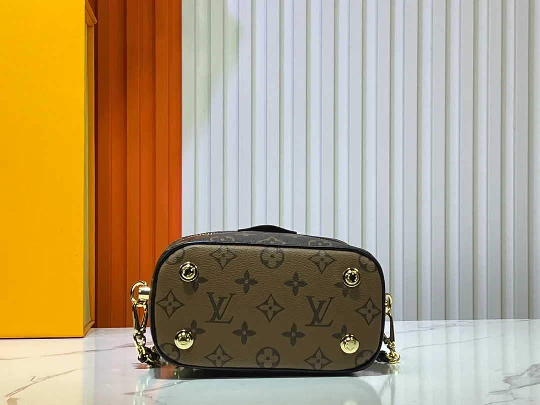 Batch 260💰M47125 Vanity Chain Pouch handbag draws inspiration from classic cosmetic cases and interprets the spirit of travel with Monogram canvas. The top handle and detachable braided chain are infused with leather elements, complementing the clean lines of the bag. The LV inscribed padlock and leather key holder continue the iconic details. Size: 19x11.5x6.5cm