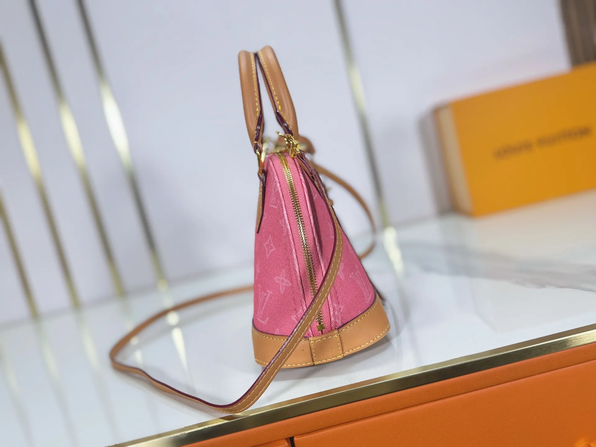 P280 upgraded original M28272 M27526 M28105 M26084 M27812 M28032 M53152 To celebrate the 130th anniversary of the birth of Louis Vuitton’s Monogram pattern, this Alma BB handbag reinterprets classic elements from a retro perspective. Monogram Origine Bleu Courrier patterned canvas evokes archive designs, with smooth calfskin trim and a striped fabric lining. The iconic padlock and Anniversary address plate enrich the details. Dimensions: 23.5 x 17.5 x 11.5 (cm) ((Length x Height x Width)