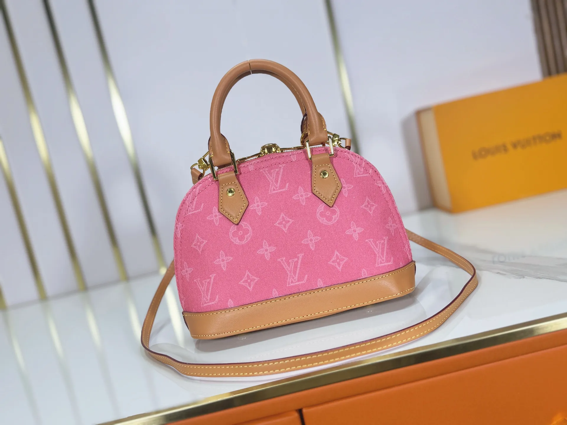 P280 upgraded original M28272 M27526 M28105 M26084 M27812 M28032 M53152 To celebrate the 130th anniversary of the birth of Louis Vuitton’s Monogram pattern, this Alma BB handbag reinterprets classic elements from a retro perspective. Monogram Origine Bleu Courrier patterned canvas evokes archive designs, with smooth calfskin trim and a striped fabric lining. The iconic padlock and Anniversary address plate enrich the details. Dimensions: 23.5 x 17.5 x 11.5 (cm) ((Length x Height x Width)
