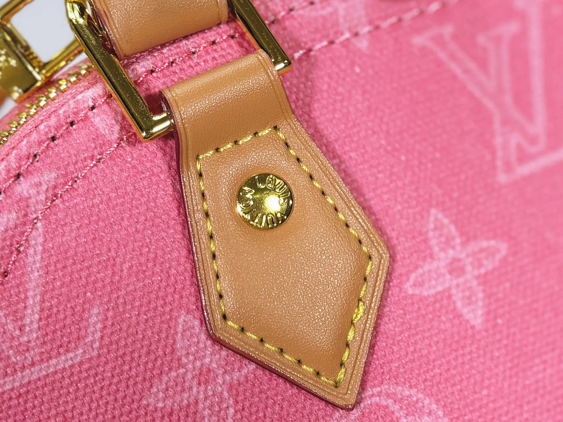 P280 upgraded original M28272 M27526 M28105 M26084 M27812 M28032 M53152 To celebrate the 130th anniversary of the birth of Louis Vuitton’s Monogram pattern, this Alma BB handbag reinterprets classic elements from a retro perspective. Monogram Origine Bleu Courrier patterned canvas evokes archive designs, with smooth calfskin trim and a striped fabric lining. The iconic padlock and Anniversary address plate enrich the details. Dimensions: 23.5 x 17.5 x 11.5 (cm) ((Length x Height x Width)