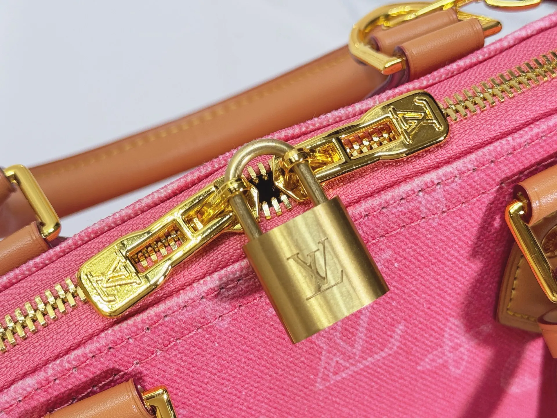 P280 upgraded original M28272 M27526 M28105 M26084 M27812 M28032 M53152 To celebrate the 130th anniversary of the birth of Louis Vuitton’s Monogram pattern, this Alma BB handbag reinterprets classic elements from a retro perspective. Monogram Origine Bleu Courrier patterned canvas evokes archive designs, with smooth calfskin trim and a striped fabric lining. The iconic padlock and Anniversary address plate enrich the details. Dimensions: 23.5 x 17.5 x 11.5 (cm) ((Length x Height x Width)