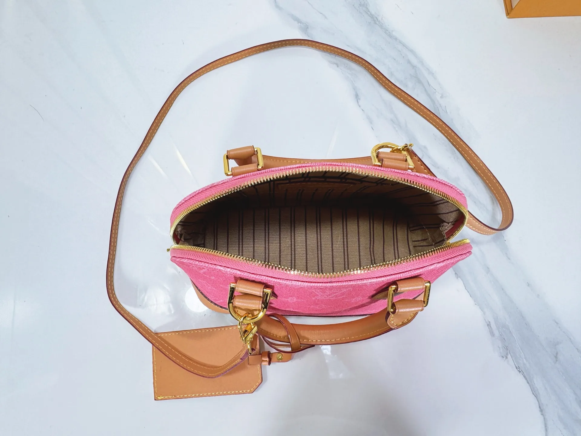 P280 upgraded original M28272 M27526 M28105 M26084 M27812 M28032 M53152 To celebrate the 130th anniversary of the birth of Louis Vuitton’s Monogram pattern, this Alma BB handbag reinterprets classic elements from a retro perspective. Monogram Origine Bleu Courrier patterned canvas evokes archive designs, with smooth calfskin trim and a striped fabric lining. The iconic padlock and Anniversary address plate enrich the details. Dimensions: 23.5 x 17.5 x 11.5 (cm) ((Length x Height x Width)