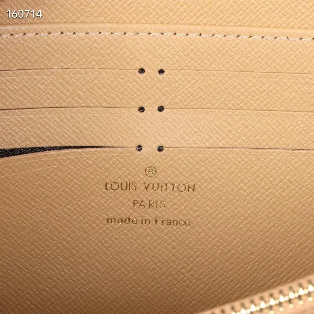 P150💰 M80857M60017 Japan limited wallet "Gibby Wallet", printed with Louis Vuitton's cute mascot "Vivian" illustration on single gram canvas. Brightly colored kites and cute mascots are combined, embellished with tiny single flowers. This is a collectible item that is perfect as a gift for those who love singles. Size: 19x 12.5x 3.0cm, 🎁🎁