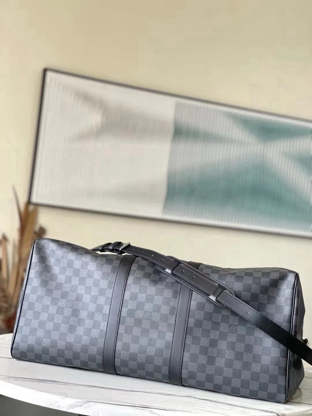 💰1040 (55 size) top original order N41414 black grid with spacious capacity and flexible use. Durable, safe and reliable. Fashionable style, mature and stable. Features a secure double zipper and padlock, making it perfect for business or pleasure. Dimensions: 55 × 31 × 26 cm