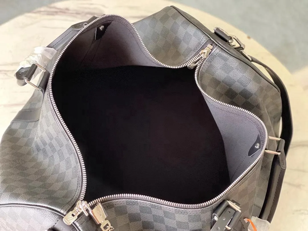 💰1040 (55 size) top original order N41414 black grid with spacious capacity and flexible use. Durable, safe and reliable. Fashionable style, mature and stable. Features a secure double zipper and padlock, making it perfect for business or pleasure. Dimensions: 55 × 31 × 26 cm