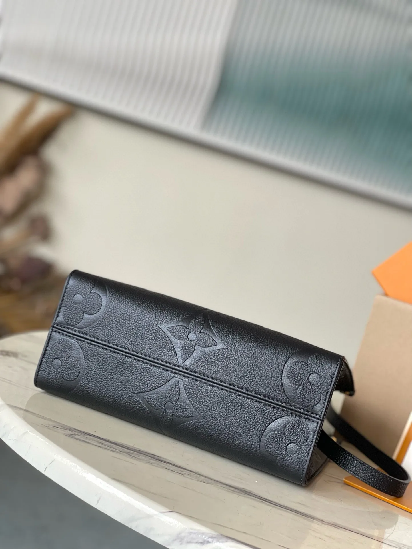 💰1040 (first-grain leather) top original M45653 black printed Onthego small Tote bag draws inspiration from the classic Sac Plat handbag in 1968. It is made of Monogram Empreinte leather with Medium Bicolor Monogram pattern embossed to create a miniature version, which can store daily needs such as iPad Mini. Flexible handles and detachable shoulder strap enrich carrying options. Dimensions: 25 x 19 x 11.5 cm