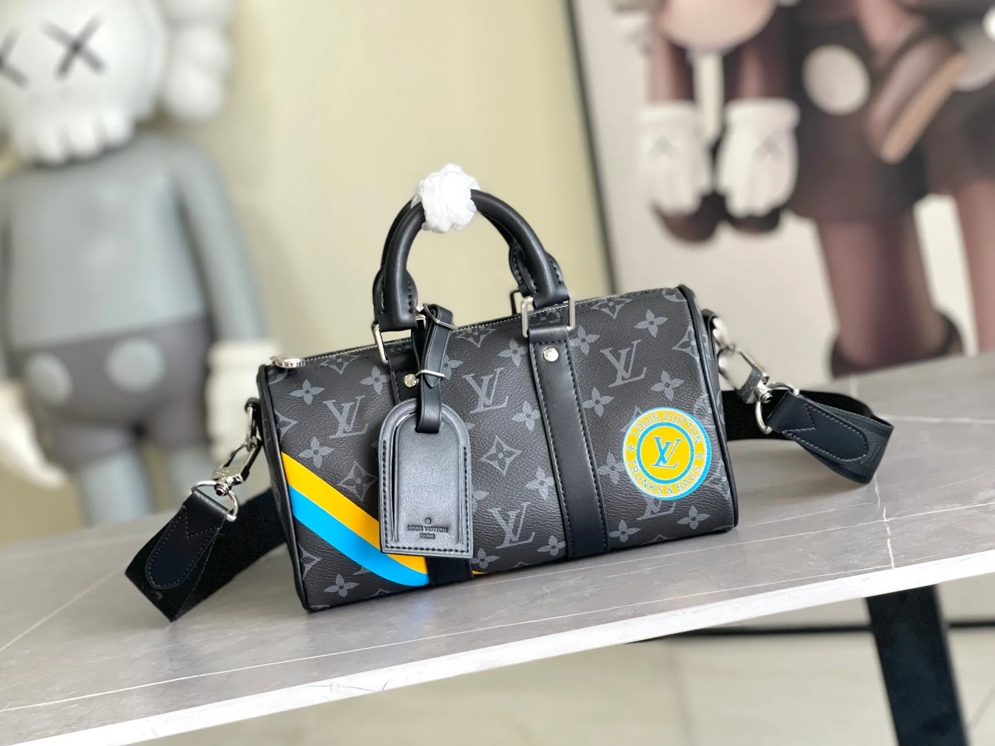 💰960 Top Original Transcoding Chip】P3884 Top Original M11591 M46271 Black Flower Pillow Bag This Keepall 25 handbag is made of Monogram Eclipse Reverse canvas, showing an elegant reinterpretation of Louis Vuitton's classic pattern. The reinforced straps and leather nameplate continue the iconic elements of the Keepall series, and the zipper closure keeps personal items safe and secure. Dimensions: 25.0 x 15.0 x 11.0cm (Length x Height x Width)