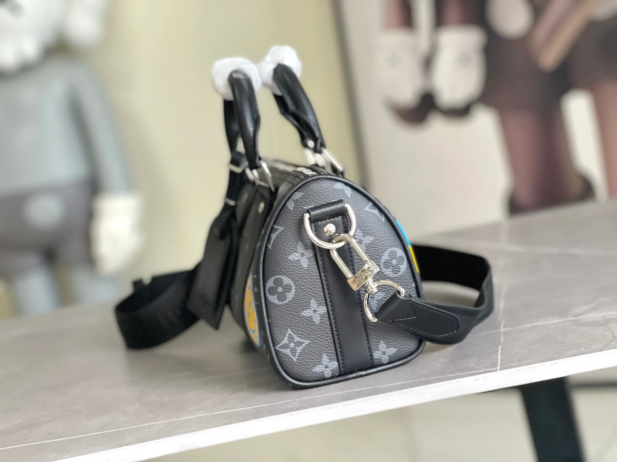 💰960 Top Original Transcoding Chip】P3884 Top Original M11591 M46271 Black Flower Pillow Bag This Keepall 25 handbag is made of Monogram Eclipse Reverse canvas, showing an elegant reinterpretation of Louis Vuitton's classic pattern. The reinforced straps and leather nameplate continue the iconic elements of the Keepall series, and the zipper closure keeps personal items safe and secure. Dimensions: 25.0 x 15.0 x 11.0cm (Length x Height x Width)