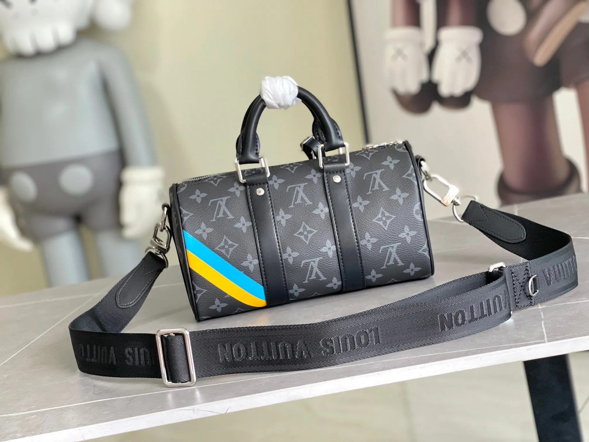 💰960 Top Original Transcoding Chip】P3884 Top Original M11591 M46271 Black Flower Pillow Bag This Keepall 25 handbag is made of Monogram Eclipse Reverse canvas, showing an elegant reinterpretation of Louis Vuitton's classic pattern. The reinforced straps and leather nameplate continue the iconic elements of the Keepall series, and the zipper closure keeps personal items safe and secure. Dimensions: 25.0 x 15.0 x 11.0cm (Length x Height x Width)