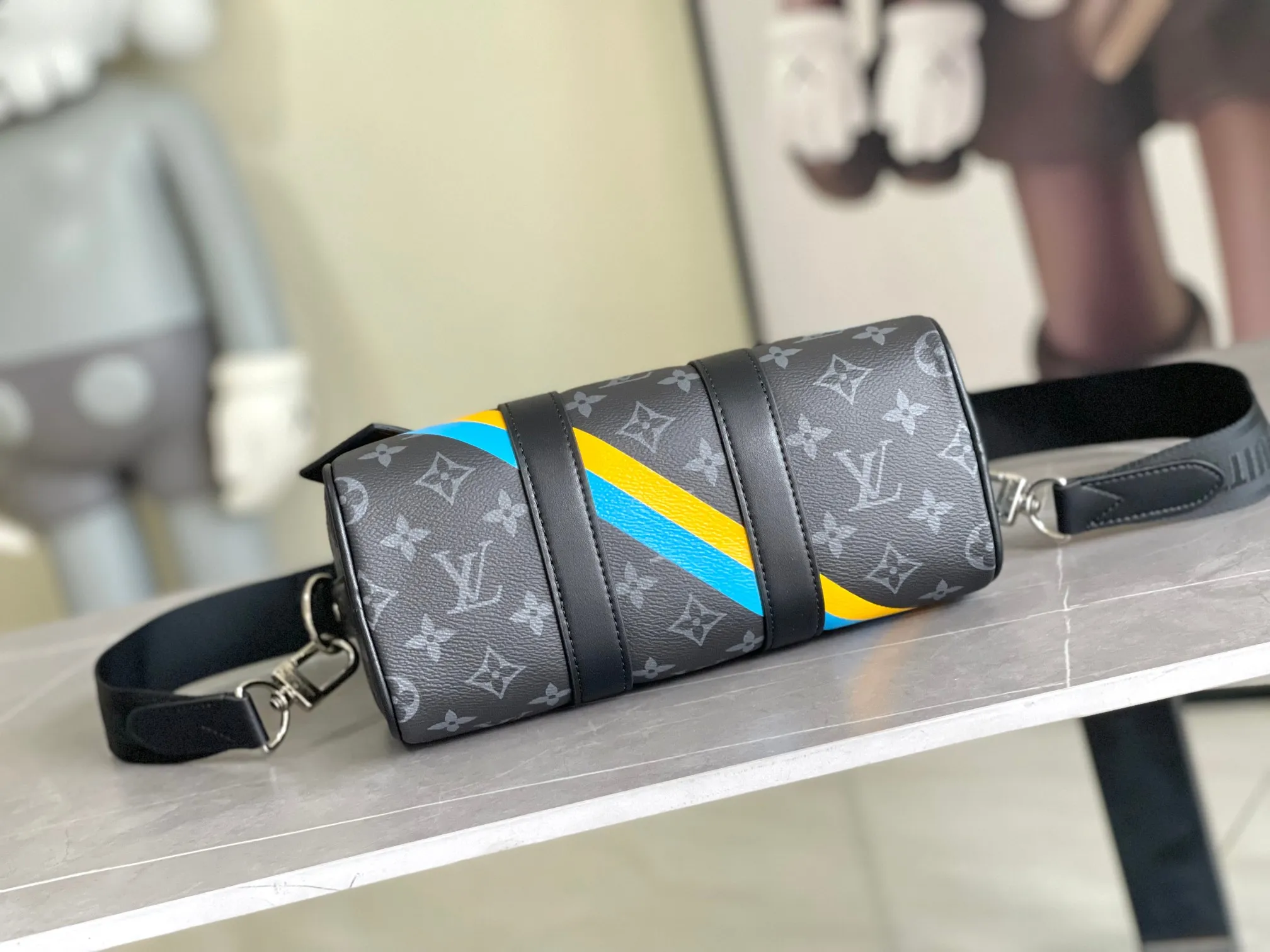 💰960 Top Original Transcoding Chip】P3884 Top Original M11591 M46271 Black Flower Pillow Bag This Keepall 25 handbag is made of Monogram Eclipse Reverse canvas, showing an elegant reinterpretation of Louis Vuitton's classic pattern. The reinforced straps and leather nameplate continue the iconic elements of the Keepall series, and the zipper closure keeps personal items safe and secure. Dimensions: 25.0 x 15.0 x 11.0cm (Length x Height x Width)