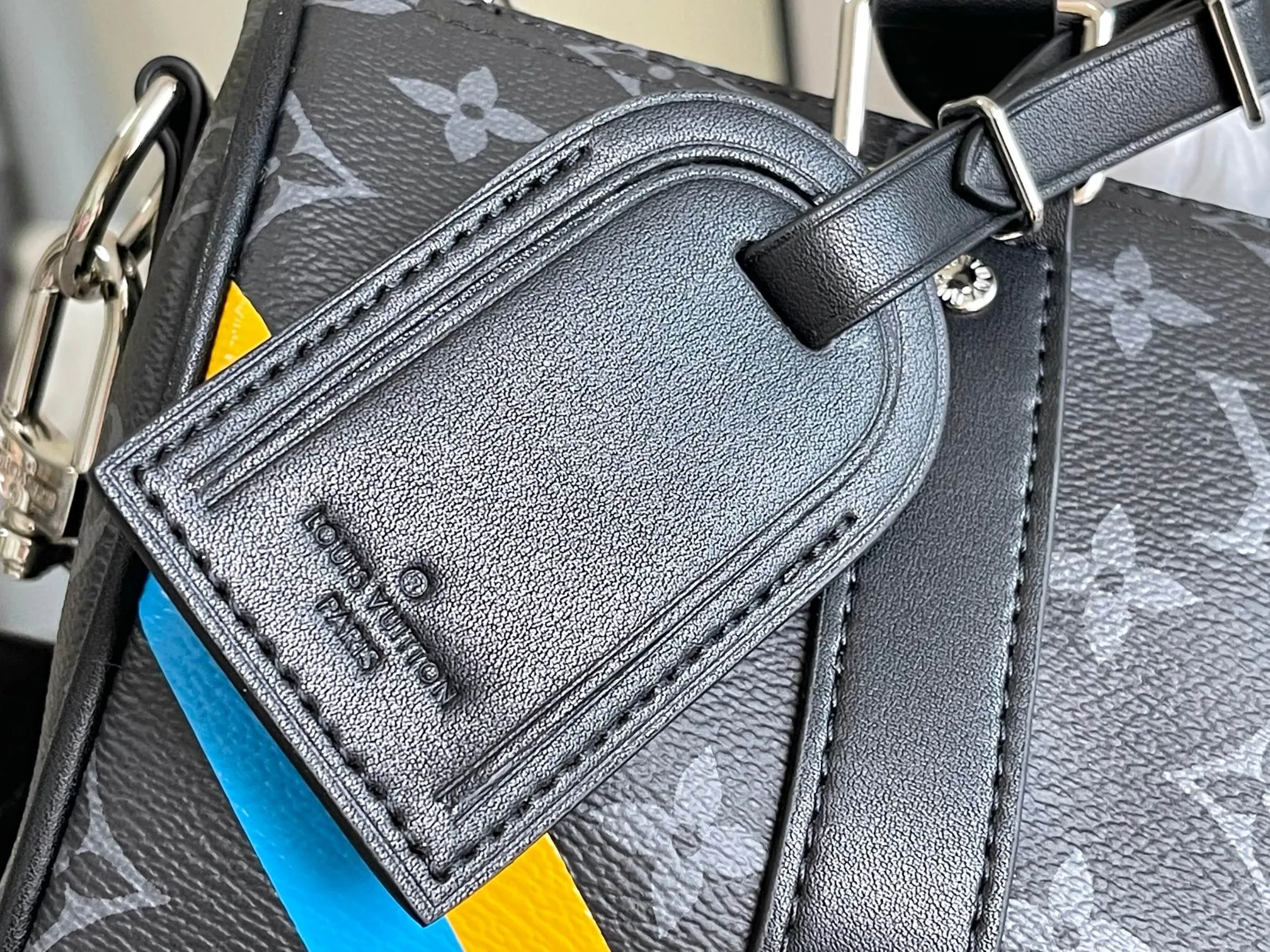 💰960 Top Original Transcoding Chip】P3884 Top Original M11591 M46271 Black Flower Pillow Bag This Keepall 25 handbag is made of Monogram Eclipse Reverse canvas, showing an elegant reinterpretation of Louis Vuitton's classic pattern. The reinforced straps and leather nameplate continue the iconic elements of the Keepall series, and the zipper closure keeps personal items safe and secure. Dimensions: 25.0 x 15.0 x 11.0cm (Length x Height x Width)