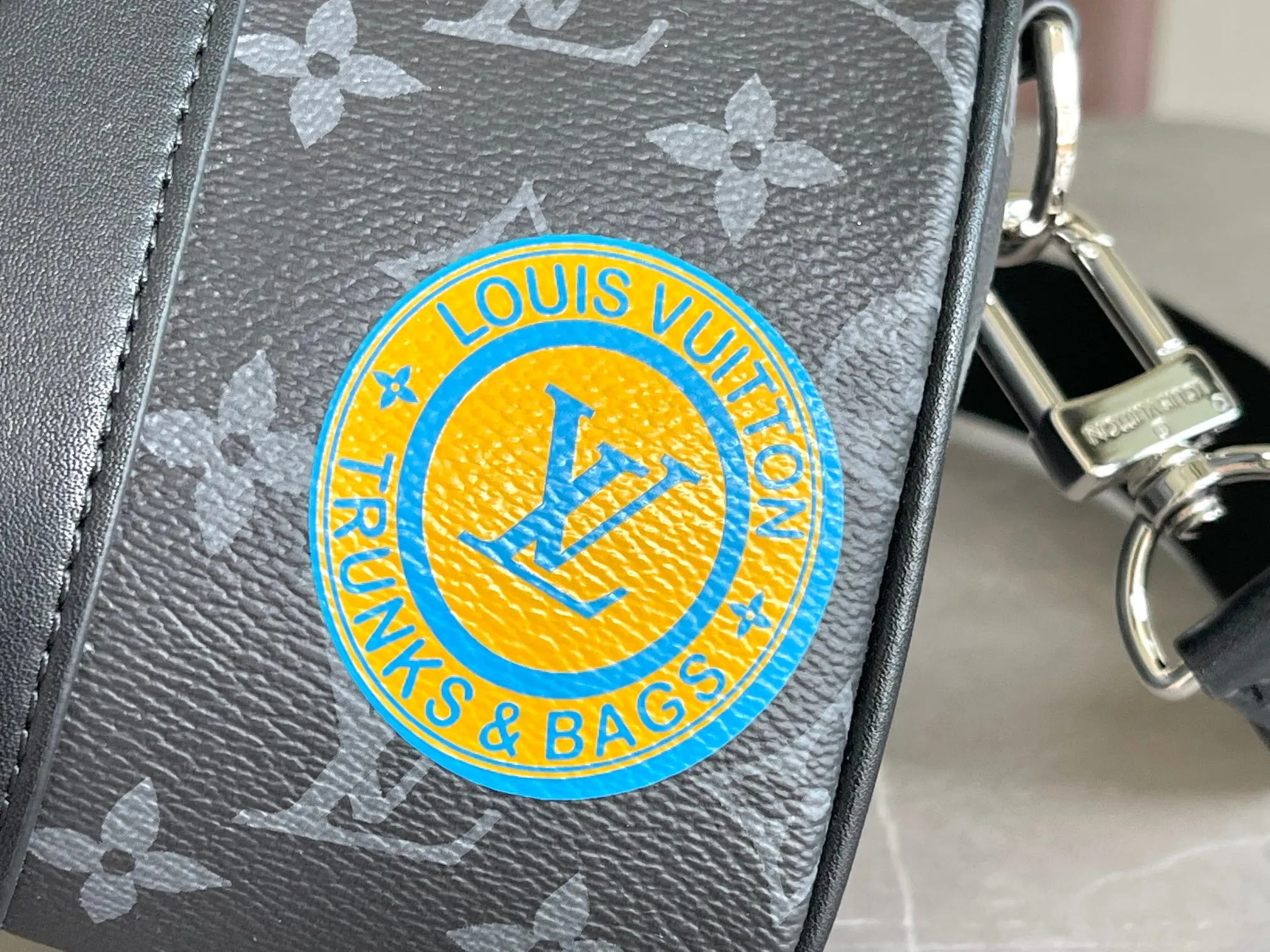 💰960 Top Original Transcoding Chip】P3884 Top Original M11591 M46271 Black Flower Pillow Bag This Keepall 25 handbag is made of Monogram Eclipse Reverse canvas, showing an elegant reinterpretation of Louis Vuitton's classic pattern. The reinforced straps and leather nameplate continue the iconic elements of the Keepall series, and the zipper closure keeps personal items safe and secure. Dimensions: 25.0 x 15.0 x 11.0cm (Length x Height x Width)