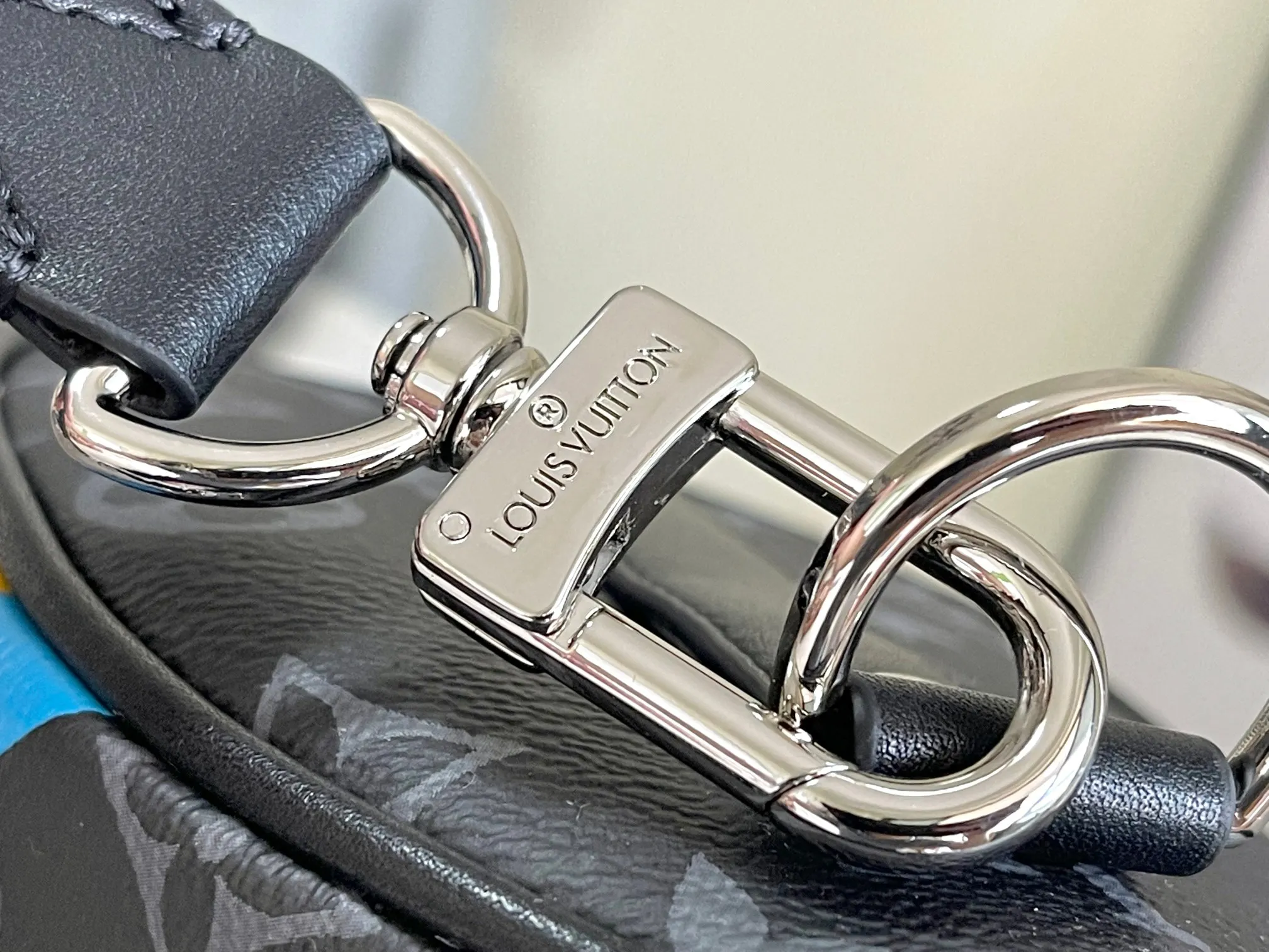 💰960 Top Original Transcoding Chip】P3884 Top Original M11591 M46271 Black Flower Pillow Bag This Keepall 25 handbag is made of Monogram Eclipse Reverse canvas, showing an elegant reinterpretation of Louis Vuitton's classic pattern. The reinforced straps and leather nameplate continue the iconic elements of the Keepall series, and the zipper closure keeps personal items safe and secure. Dimensions: 25.0 x 15.0 x 11.0cm (Length x Height x Width)
