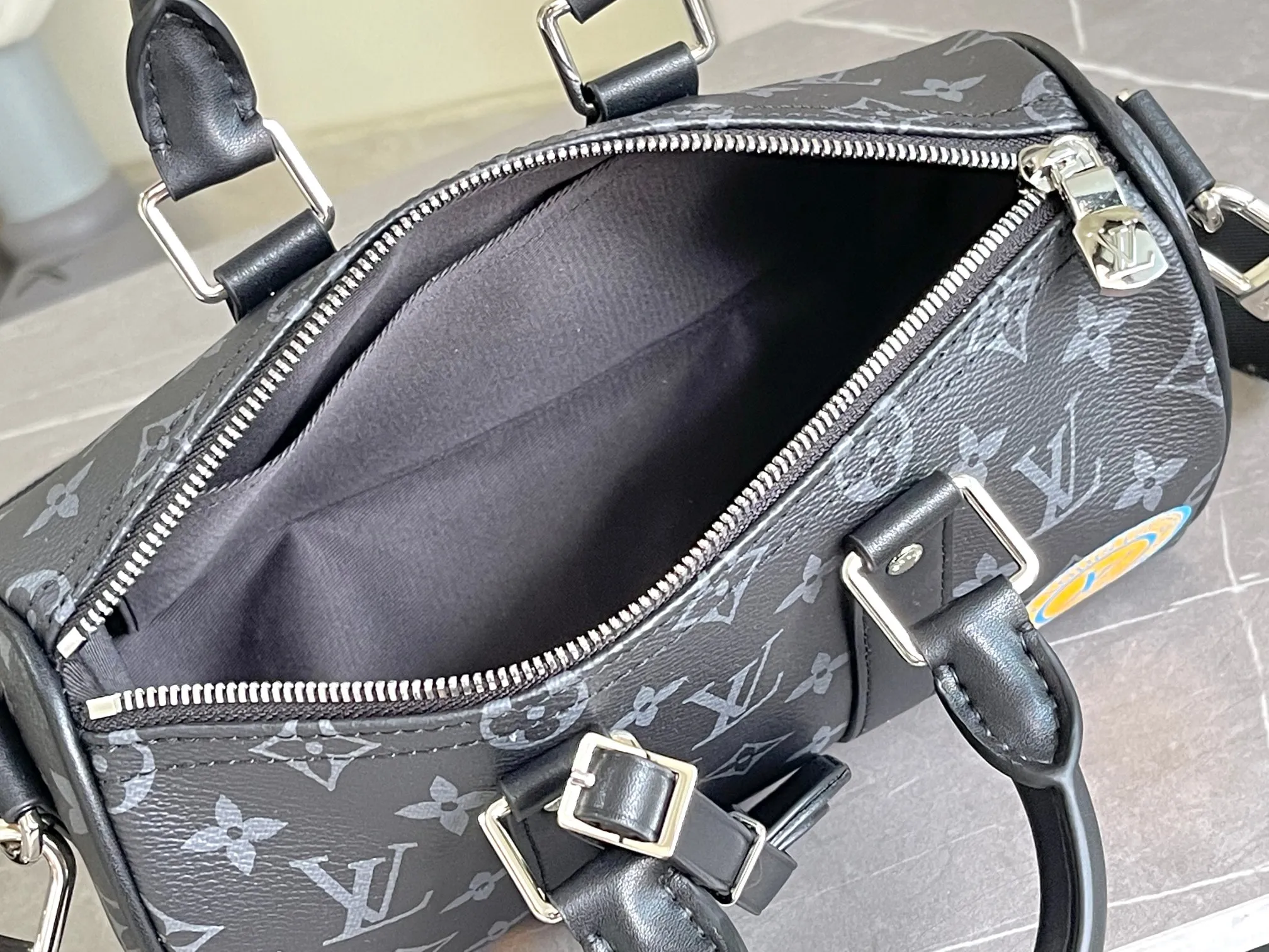 💰960 Top Original Transcoding Chip】P3884 Top Original M11591 M46271 Black Flower Pillow Bag This Keepall 25 handbag is made of Monogram Eclipse Reverse canvas, showing an elegant reinterpretation of Louis Vuitton's classic pattern. The reinforced straps and leather nameplate continue the iconic elements of the Keepall series, and the zipper closure keeps personal items safe and secure. Dimensions: 25.0 x 15.0 x 11.0cm (Length x Height x Width)