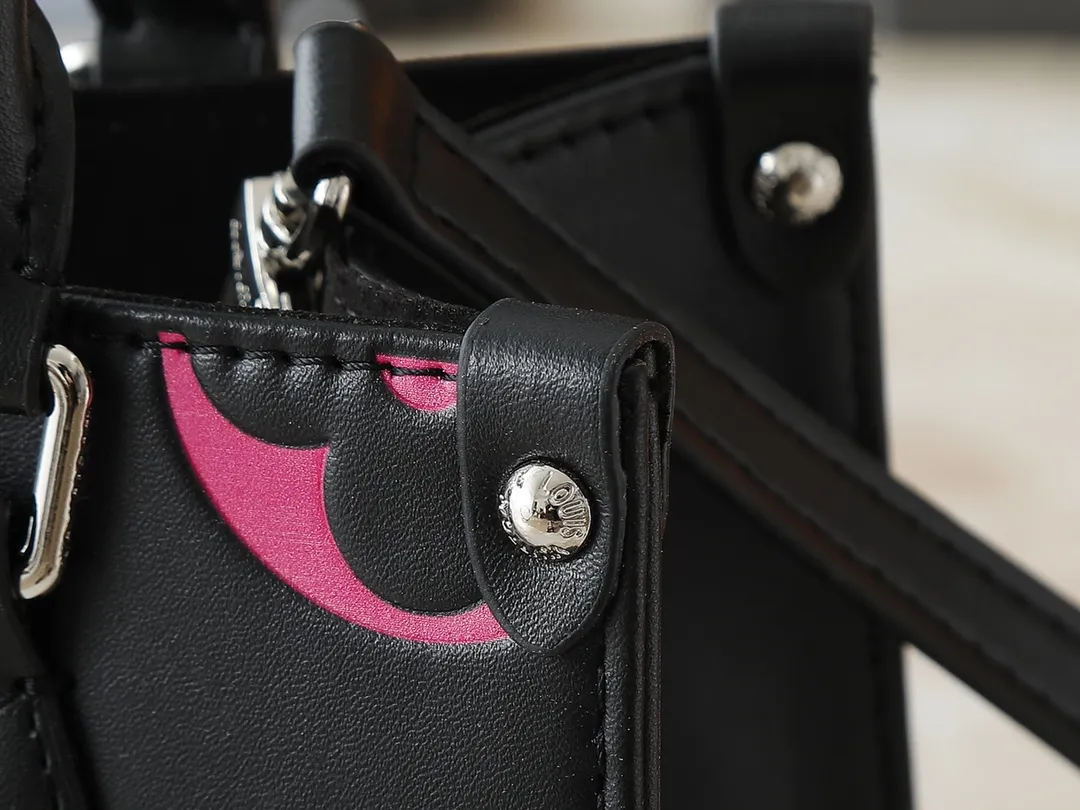 💰220💰Upgraded original M46513 M45659 black print 45654 white print 45779 apricot print 45653 all black 45660 rose red 45779 all apricot mini top original order this OnTheGo Tote bag will be Monogram The pattern is first dyed and then embossed on soft grained cowhide. Its ample interior can hold a laptop and other office supplies. The full leather embossed large flower mommy bag has a small BB size. The long and short handles are easy to carry by hand or on the shoulder. Dimensions: 25.0 x 11.0 x 19.0 cm