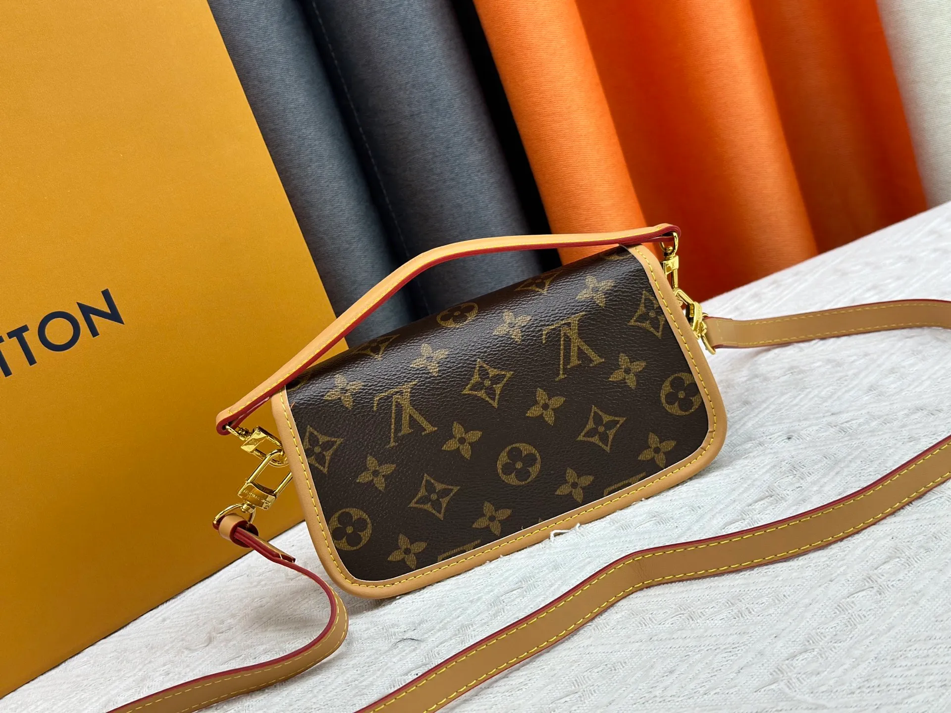 P220 Upgraded original M83566 M83300 M45985 Baguette bag series New Diane handbag The Diane satchel is made of Monogram Empreinte, made of the brand's iconic embossed leather. This versatile bag comes with a removable leather shoulder strap that can be worn over the shoulder or by hand, as well as a roomy removable jacquard crossbody bag with 'Louis Vuitton' printed strap. This versatile bag can be styled chic or sporty to match the overall style or mood. Dimensions: 19×10.5×6cm.