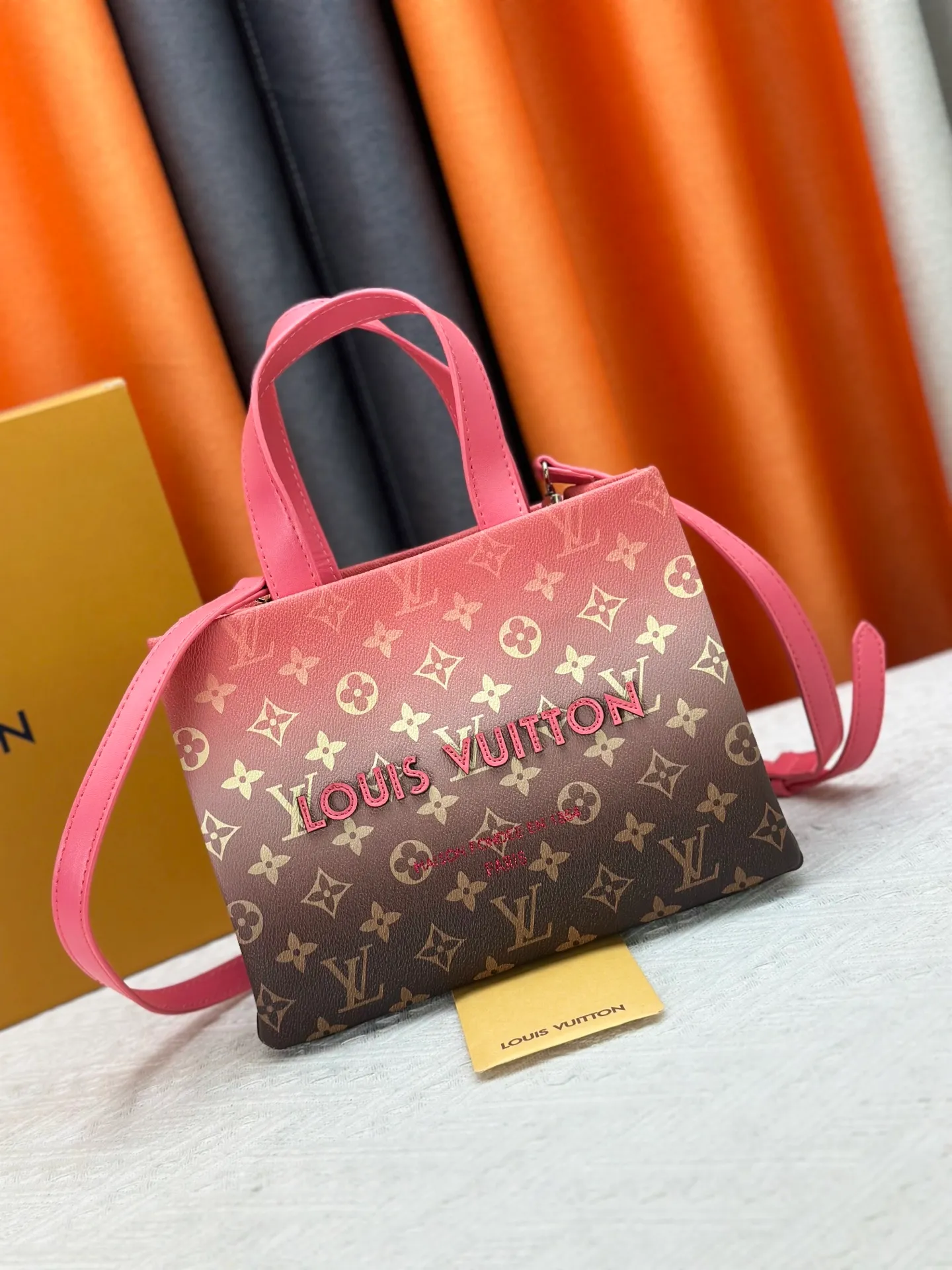 P280 M13940 Gradient Pink Gradient Blue Khaki Color Check Black Check Presbyopia Orange Black Green Pink PHARREL and NIGO collection’s joint series top original order This Shopper medium handbag draws inspiration from Louis Vuitton shopping bags, with the words Louis Vuitton and Maison Fondée En 1854 written on soft cow leather, with a top handle and a detachable shoulder strap. 25x19x11 • Cow leather • Cow leather trim • Textile lining • Metal hardware • Musketon closure • Main compartment • Zip pocket • Double patch pockets • Handles: Double handle