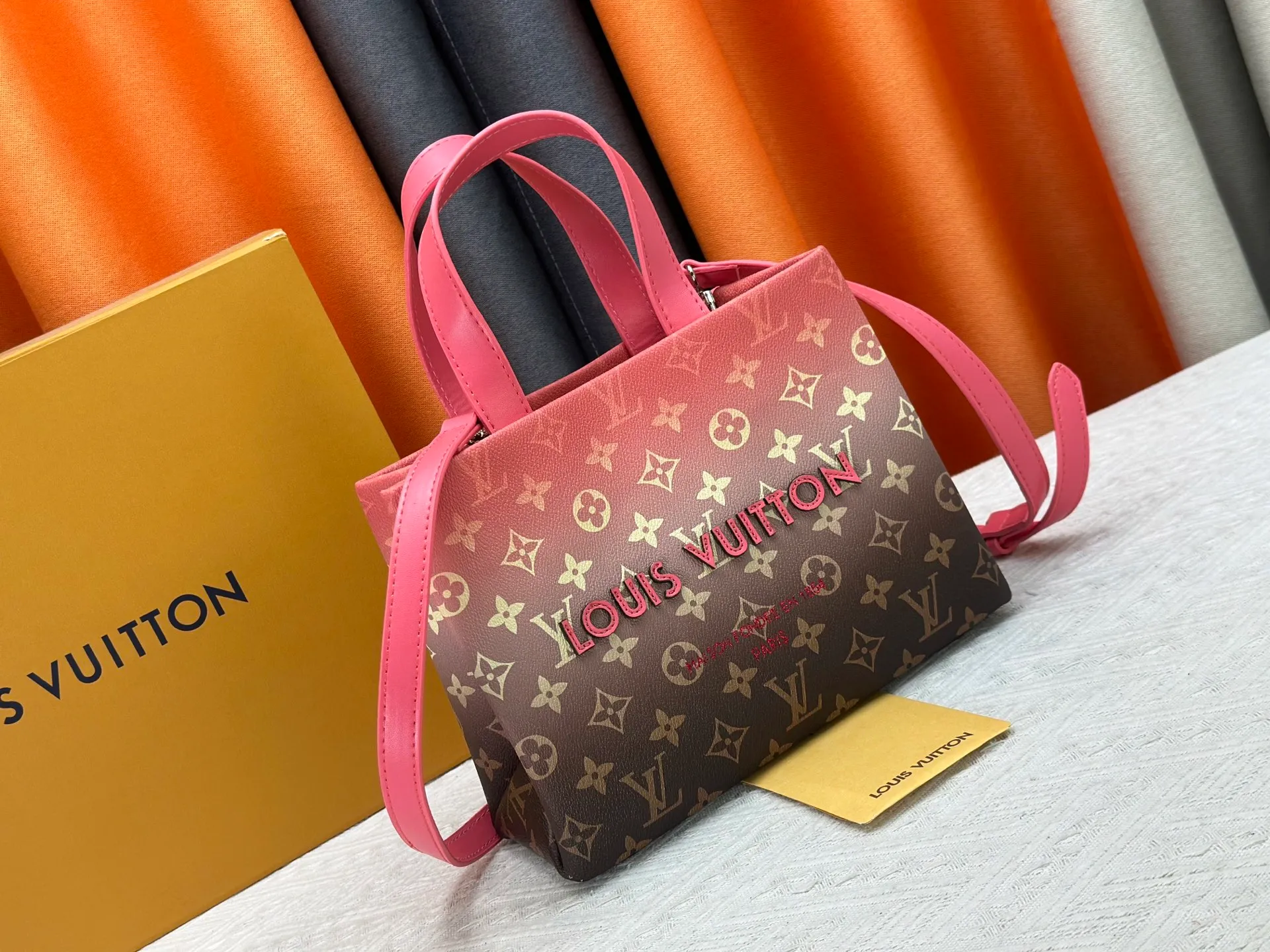 P280 M13940 Gradient Pink Gradient Blue Khaki Color Check Black Check Presbyopia Orange Black Green Pink PHARREL and NIGO collection’s joint series top original order This Shopper medium handbag draws inspiration from Louis Vuitton shopping bags, with the words Louis Vuitton and Maison Fondée En 1854 written on soft cow leather, with a top handle and a detachable shoulder strap. 25x19x11 • Cow leather • Cow leather trim • Textile lining • Metal hardware • Musketon closure • Main compartment • Zip pocket • Double patch pockets • Handles: Double handle