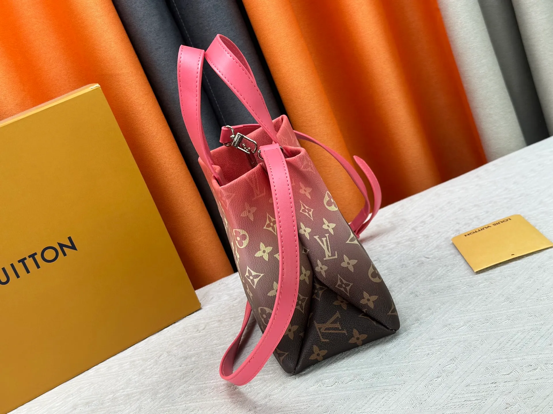 P280 M13940 Gradient Pink Gradient Blue Khaki Color Check Black Check Presbyopia Orange Black Green Pink PHARREL and NIGO collection’s joint series top original order This Shopper medium handbag draws inspiration from Louis Vuitton shopping bags, with the words Louis Vuitton and Maison Fondée En 1854 written on soft cow leather, with a top handle and a detachable shoulder strap. 25x19x11 • Cow leather • Cow leather trim • Textile lining • Metal hardware • Musketon closure • Main compartment • Zip pocket • Double patch pockets • Handles: Double handle