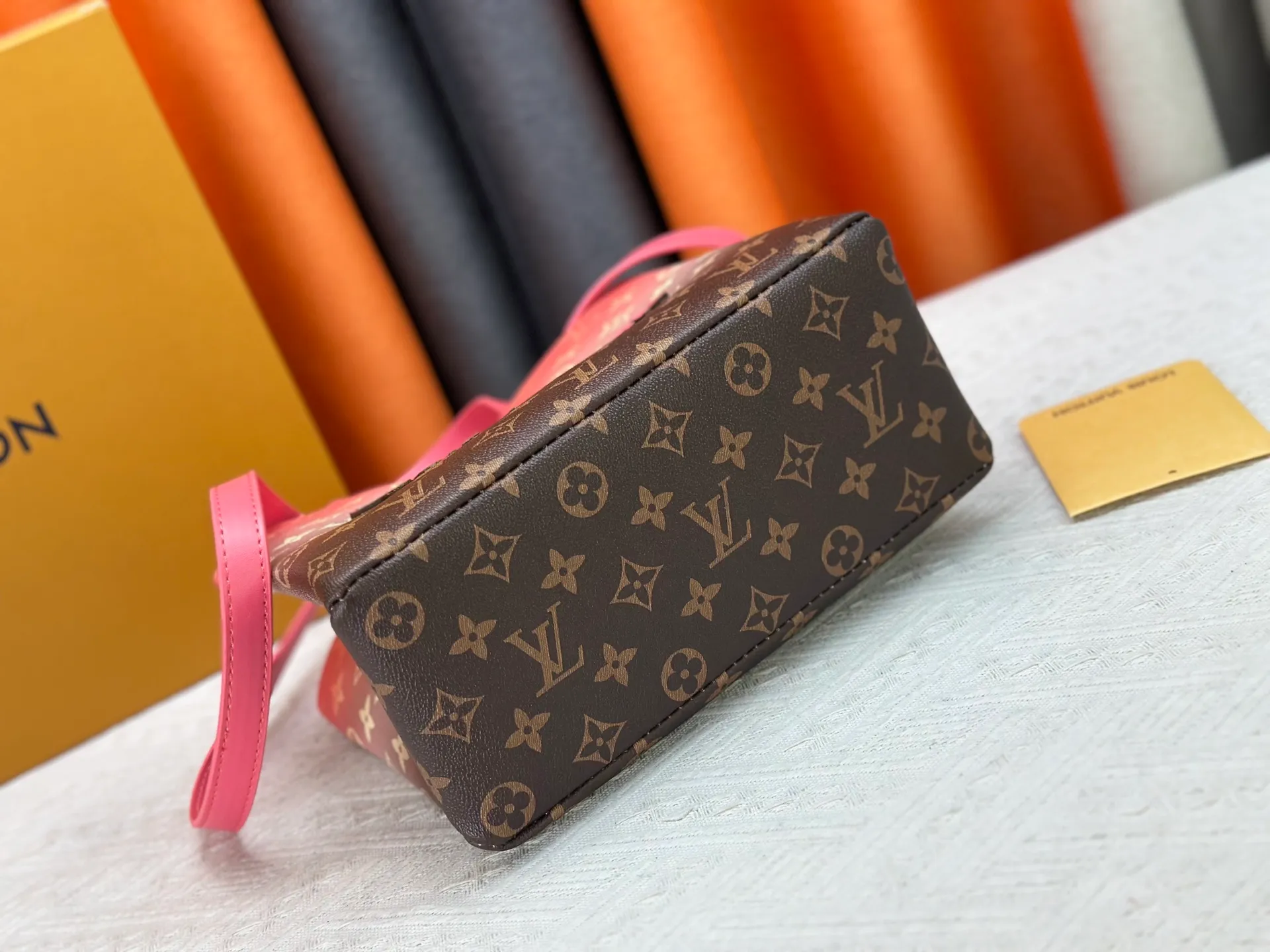 P280 M13940 Gradient Pink Gradient Blue Khaki Color Check Black Check Presbyopia Orange Black Green Pink PHARREL and NIGO collection’s joint series top original order This Shopper medium handbag draws inspiration from Louis Vuitton shopping bags, with the words Louis Vuitton and Maison Fondée En 1854 written on soft cow leather, with a top handle and a detachable shoulder strap. 25x19x11 • Cow leather • Cow leather trim • Textile lining • Metal hardware • Musketon closure • Main compartment • Zip pocket • Double patch pockets • Handles: Double handle