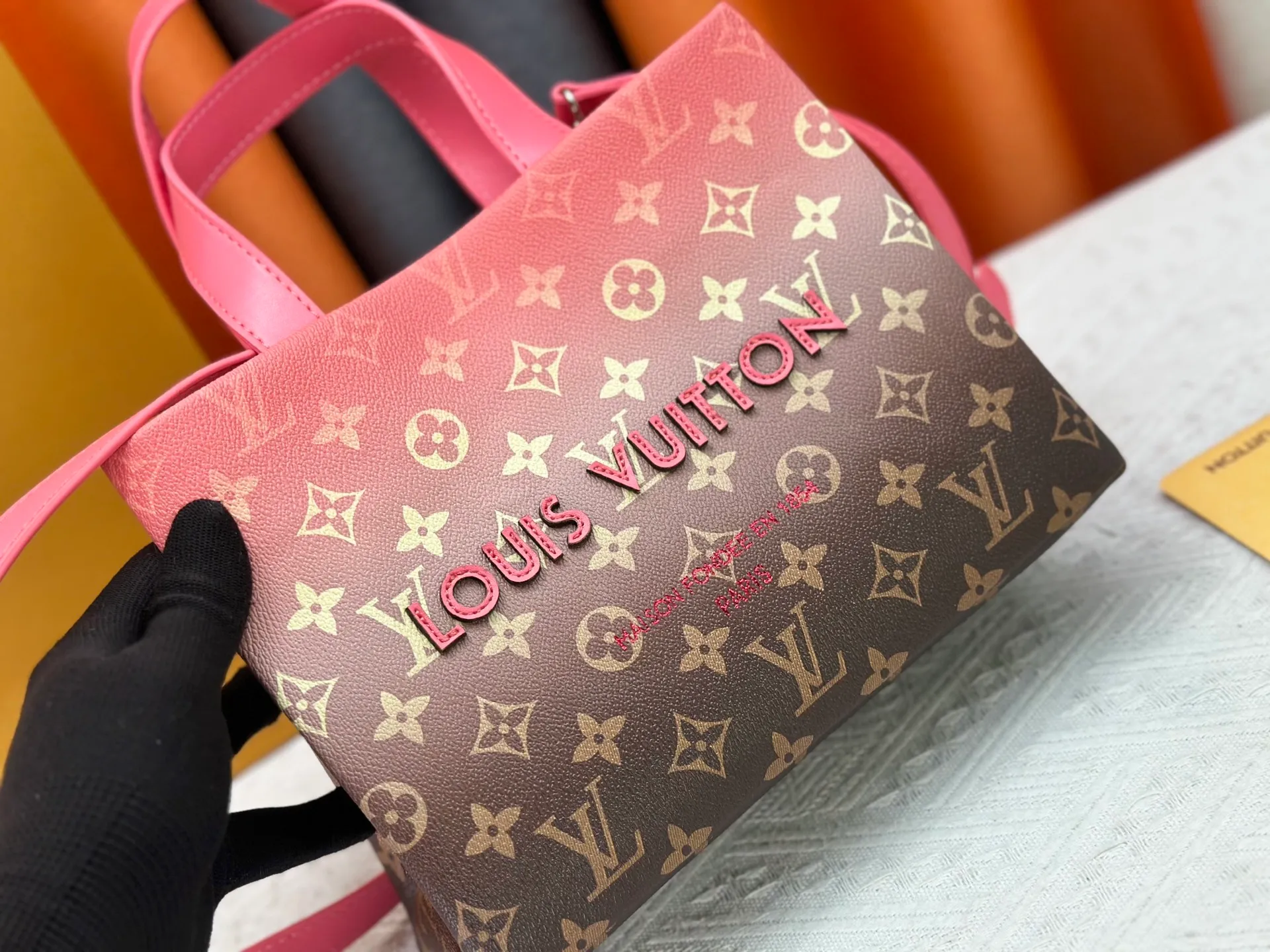 P280 M13940 Gradient Pink Gradient Blue Khaki Color Check Black Check Presbyopia Orange Black Green Pink PHARREL and NIGO collection’s joint series top original order This Shopper medium handbag draws inspiration from Louis Vuitton shopping bags, with the words Louis Vuitton and Maison Fondée En 1854 written on soft cow leather, with a top handle and a detachable shoulder strap. 25x19x11 • Cow leather • Cow leather trim • Textile lining • Metal hardware • Musketon closure • Main compartment • Zip pocket • Double patch pockets • Handles: Double handle