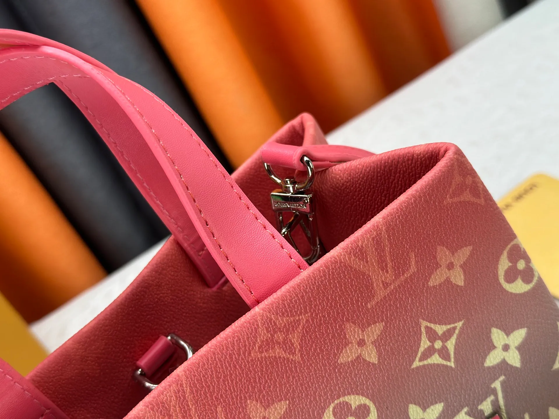 P280 M13940 Gradient Pink Gradient Blue Khaki Color Check Black Check Presbyopia Orange Black Green Pink PHARREL and NIGO collection’s joint series top original order This Shopper medium handbag draws inspiration from Louis Vuitton shopping bags, with the words Louis Vuitton and Maison Fondée En 1854 written on soft cow leather, with a top handle and a detachable shoulder strap. 25x19x11 • Cow leather • Cow leather trim • Textile lining • Metal hardware • Musketon closure • Main compartment • Zip pocket • Double patch pockets • Handles: Double handle