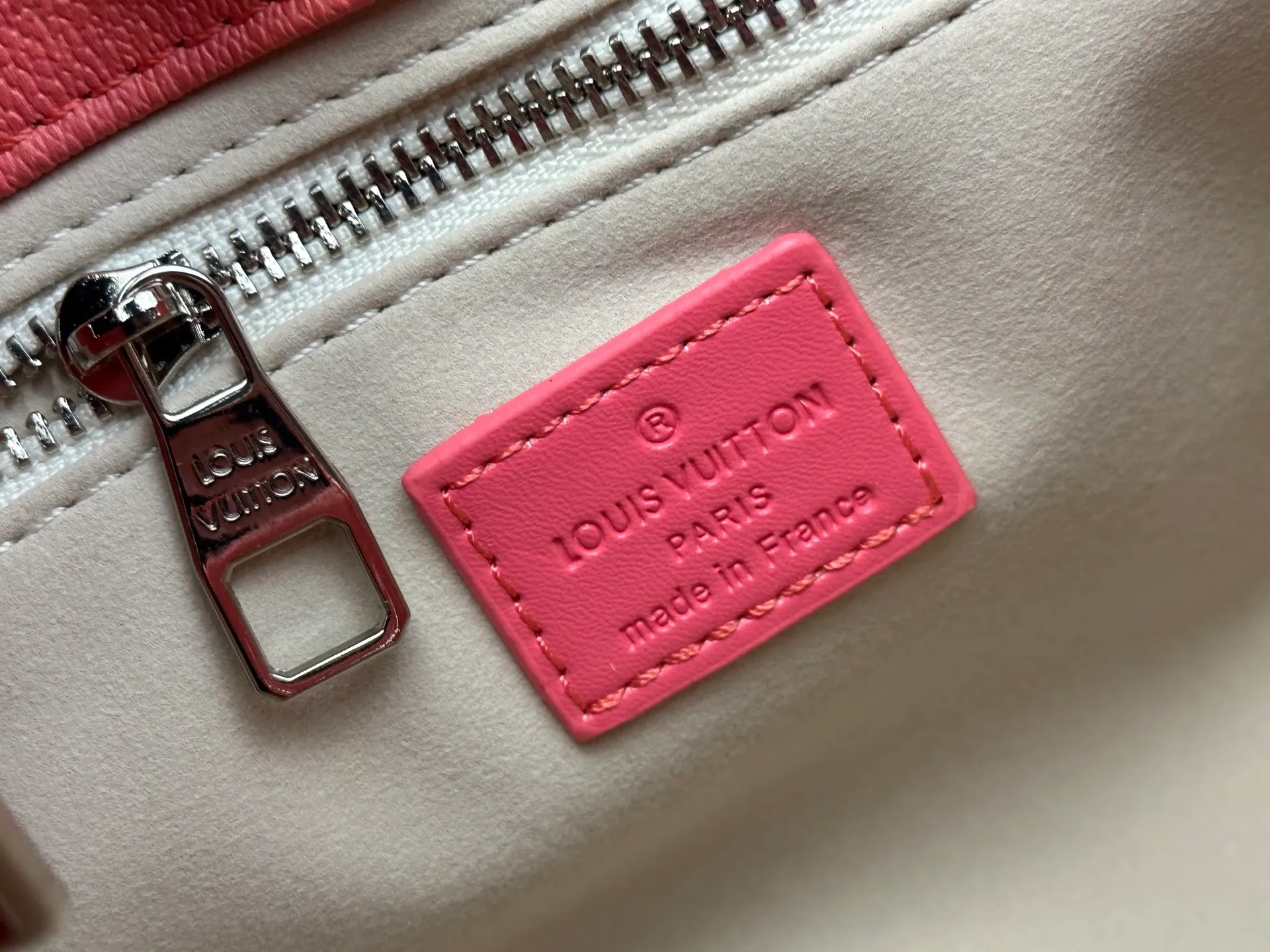 P280 M13940 Gradient Pink Gradient Blue Khaki Color Check Black Check Presbyopia Orange Black Green Pink PHARREL and NIGO collection’s joint series top original order This Shopper medium handbag draws inspiration from Louis Vuitton shopping bags, with the words Louis Vuitton and Maison Fondée En 1854 written on soft cow leather, with a top handle and a detachable shoulder strap. 25x19x11 • Cow leather • Cow leather trim • Textile lining • Metal hardware • Musketon closure • Main compartment • Zip pocket • Double patch pockets • Handles: Double handle