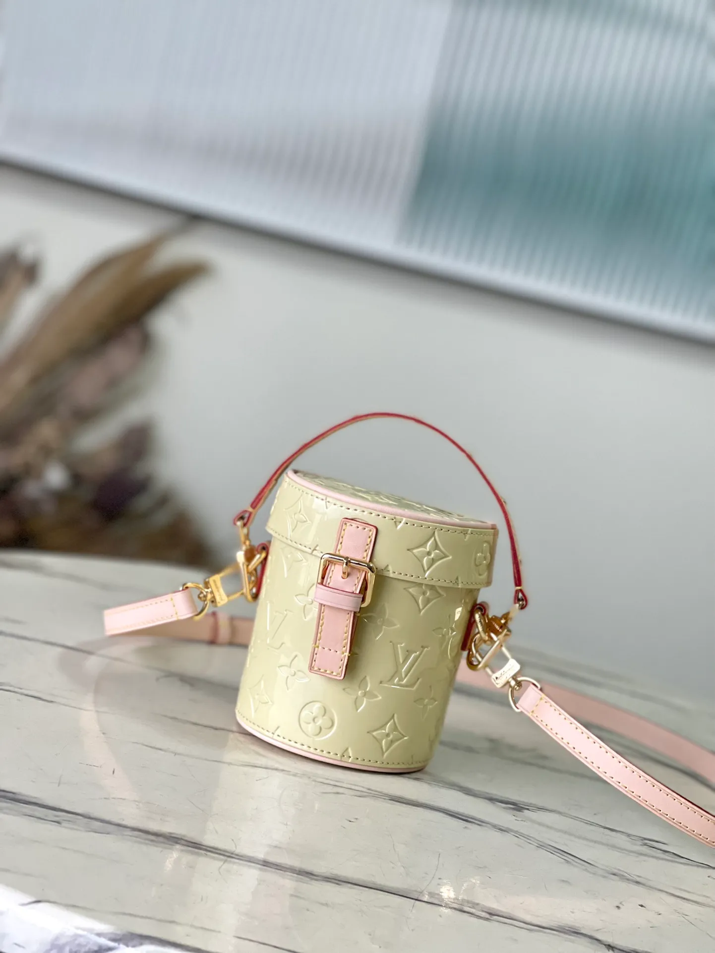 💰1480 (top layer leather) top original order M24099 yellow This Astor handbag is made of Monogram Vemis embossed leather diffusely dyed in pastel colors, and uses different silhouettes and buckles and magnetic buckle opening and closing to highlight the identity of the series. The compact space can store a phone, small wallet and keys, and comes with a detachable handle and shoulder strap. Dimensions: 12 × 14.2 × 12 cm