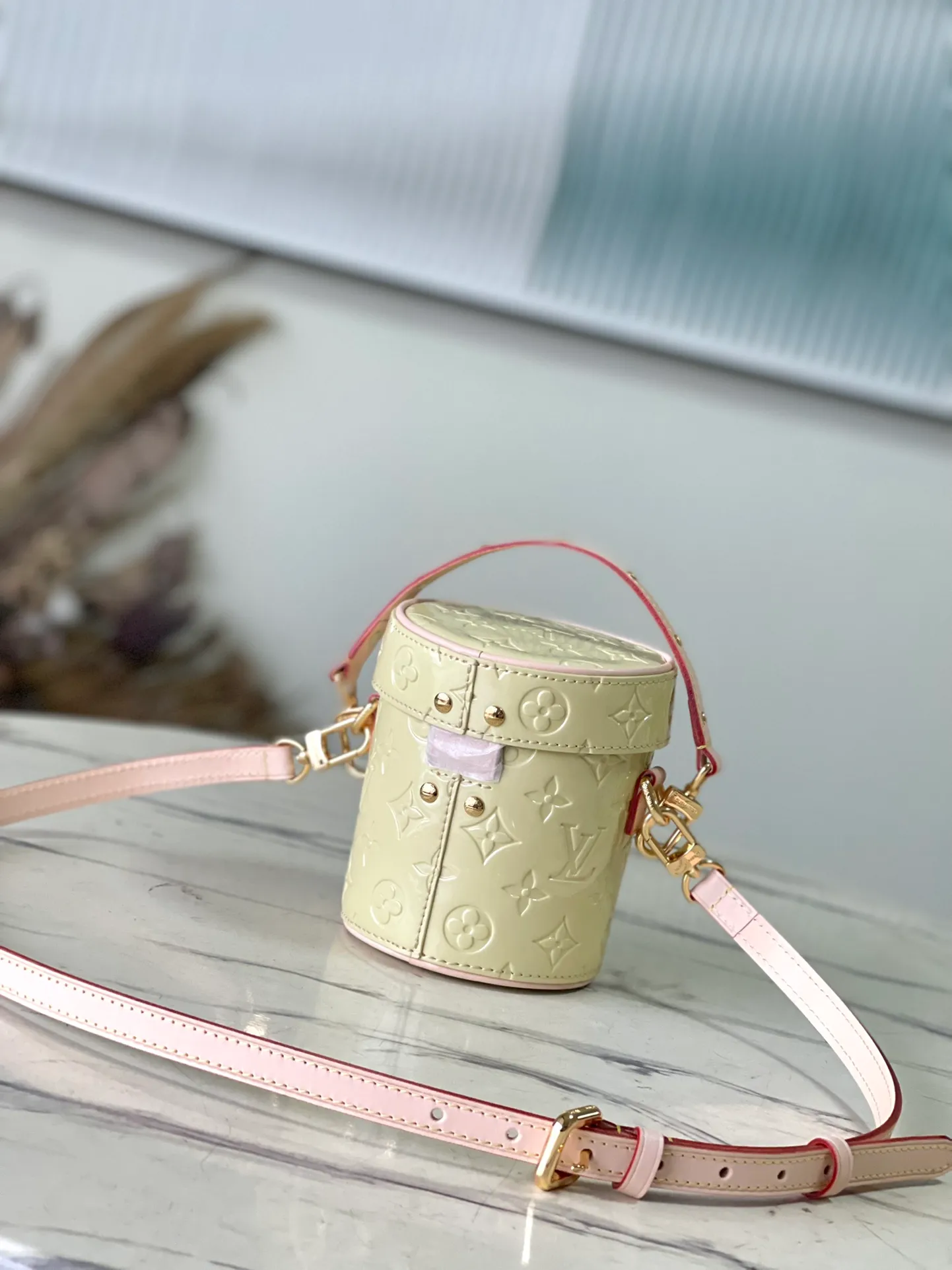 💰1480 (top layer leather) top original order M24099 yellow This Astor handbag is made of Monogram Vemis embossed leather diffusely dyed in pastel colors, and uses different silhouettes and buckles and magnetic buckle opening and closing to highlight the identity of the series. The compact space can store a phone, small wallet and keys, and comes with a detachable handle and shoulder strap. Dimensions: 12 × 14.2 × 12 cm