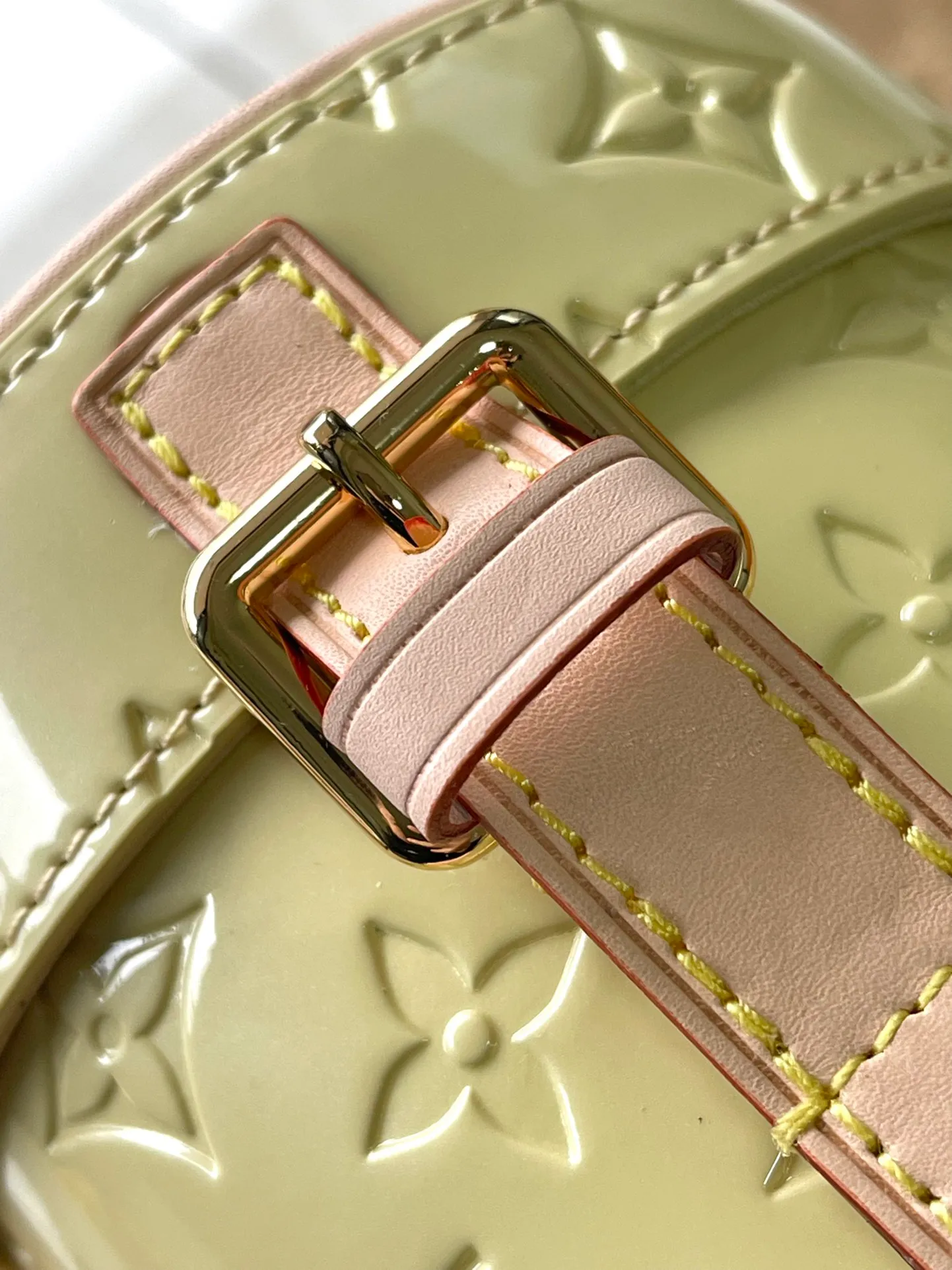 💰1480 (top layer leather) top original order M24099 yellow This Astor handbag is made of Monogram Vemis embossed leather diffusely dyed in pastel colors, and uses different silhouettes and buckles and magnetic buckle opening and closing to highlight the identity of the series. The compact space can store a phone, small wallet and keys, and comes with a detachable handle and shoulder strap. Dimensions: 12 × 14.2 × 12 cm