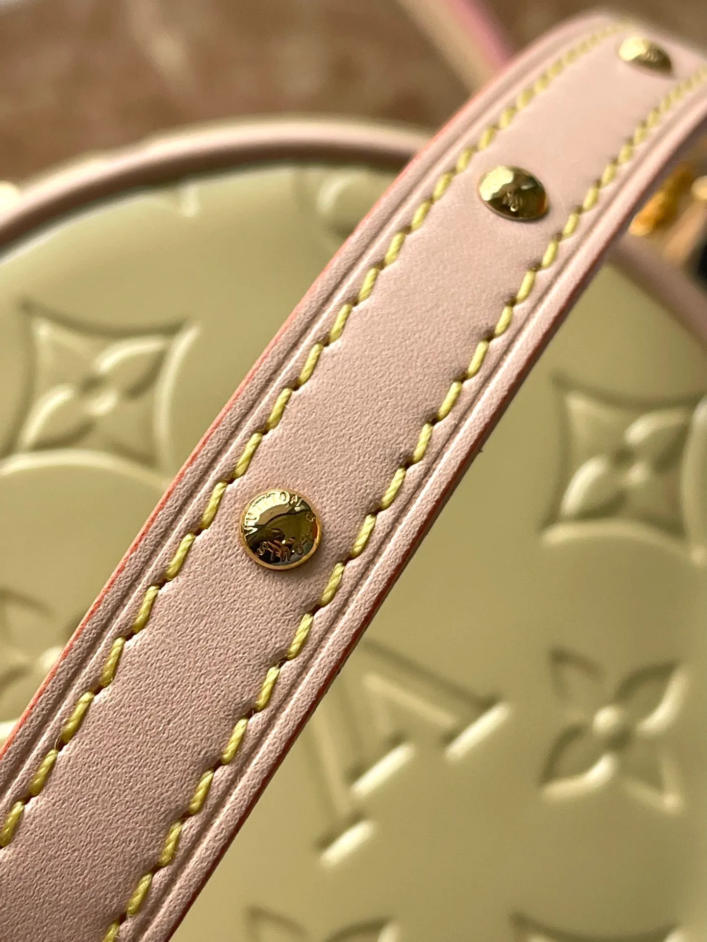 💰1480 (top layer leather) top original order M24099 yellow This Astor handbag is made of Monogram Vemis embossed leather diffusely dyed in pastel colors, and uses different silhouettes and buckles and magnetic buckle opening and closing to highlight the identity of the series. The compact space can store a phone, small wallet and keys, and comes with a detachable handle and shoulder strap. Dimensions: 12 × 14.2 × 12 cm