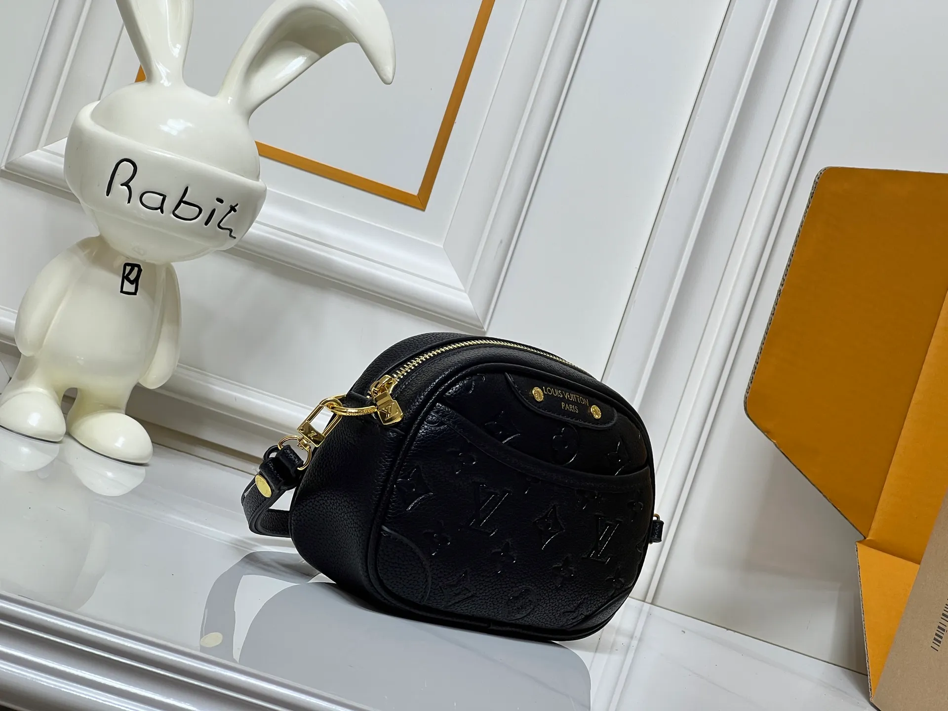 Batch 220💰Upgraded original M25518 M26509 This TINY CAMERA BAG handbag comes from the Monogram Empreinte Ys series. It is made of elegant cow leather decorated with dazzling metal parts, making it an everyday choice suitable for day and night. The front patch pocket makes it easy to access credit cards or transportation cards, and the adjustable shoulder strap allows for a variety of carrying methods. Dimensions: 13 x 6 x 19 cm. (height x width x length)
