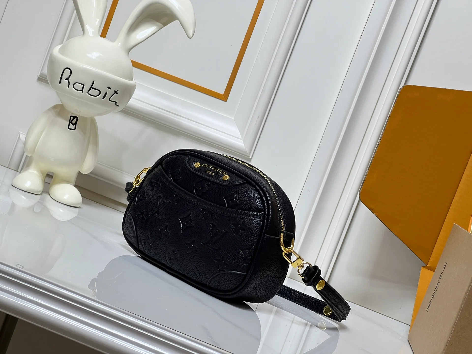 Batch 220💰Upgraded original M25518 M26509 This TINY CAMERA BAG handbag comes from the Monogram Empreinte Ys series. It is made of elegant cow leather decorated with dazzling metal parts, making it an everyday choice suitable for day and night. The front patch pocket makes it easy to access credit cards or transportation cards, and the adjustable shoulder strap allows for a variety of carrying methods. Dimensions: 13 x 6 x 19 cm. (height x width x length)