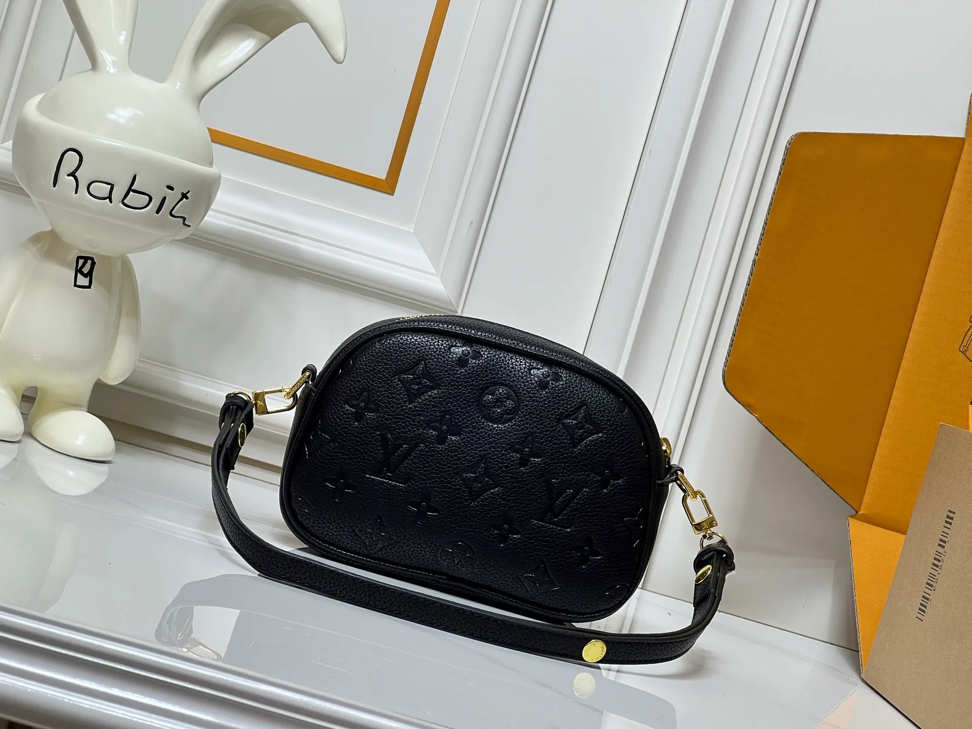 Batch 220💰Upgraded original M25518 M26509 This TINY CAMERA BAG handbag comes from the Monogram Empreinte Ys series. It is made of elegant cow leather decorated with dazzling metal parts, making it an everyday choice suitable for day and night. The front patch pocket makes it easy to access credit cards or transportation cards, and the adjustable shoulder strap allows for a variety of carrying methods. Dimensions: 13 x 6 x 19 cm. (height x width x length)