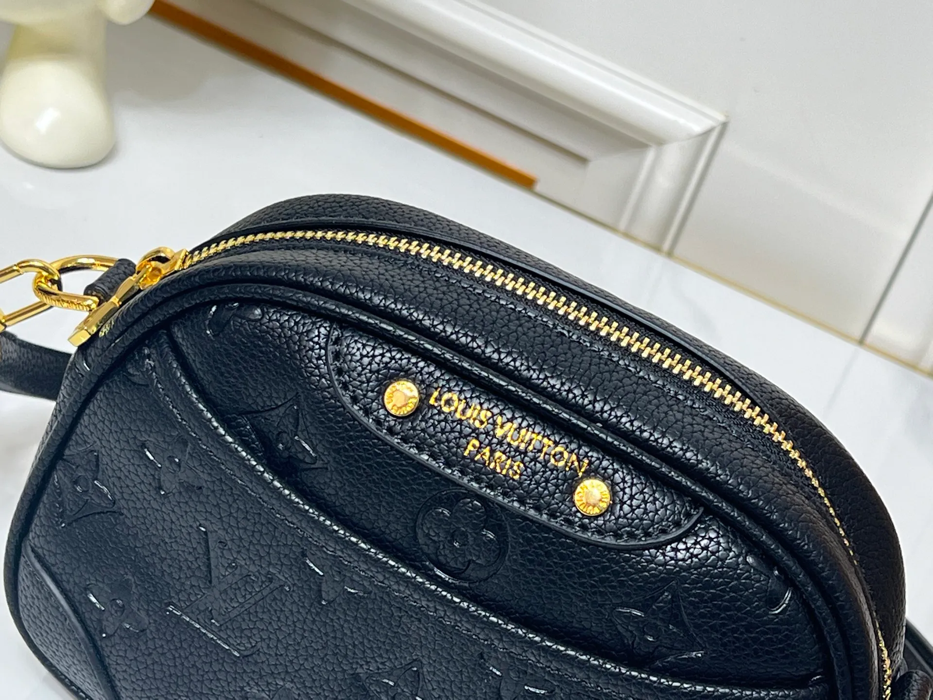 Batch 220💰Upgraded original M25518 M26509 This TINY CAMERA BAG handbag comes from the Monogram Empreinte Ys series. It is made of elegant cow leather decorated with dazzling metal parts, making it an everyday choice suitable for day and night. The front patch pocket makes it easy to access credit cards or transportation cards, and the adjustable shoulder strap allows for a variety of carrying methods. Dimensions: 13 x 6 x 19 cm. (height x width x length)