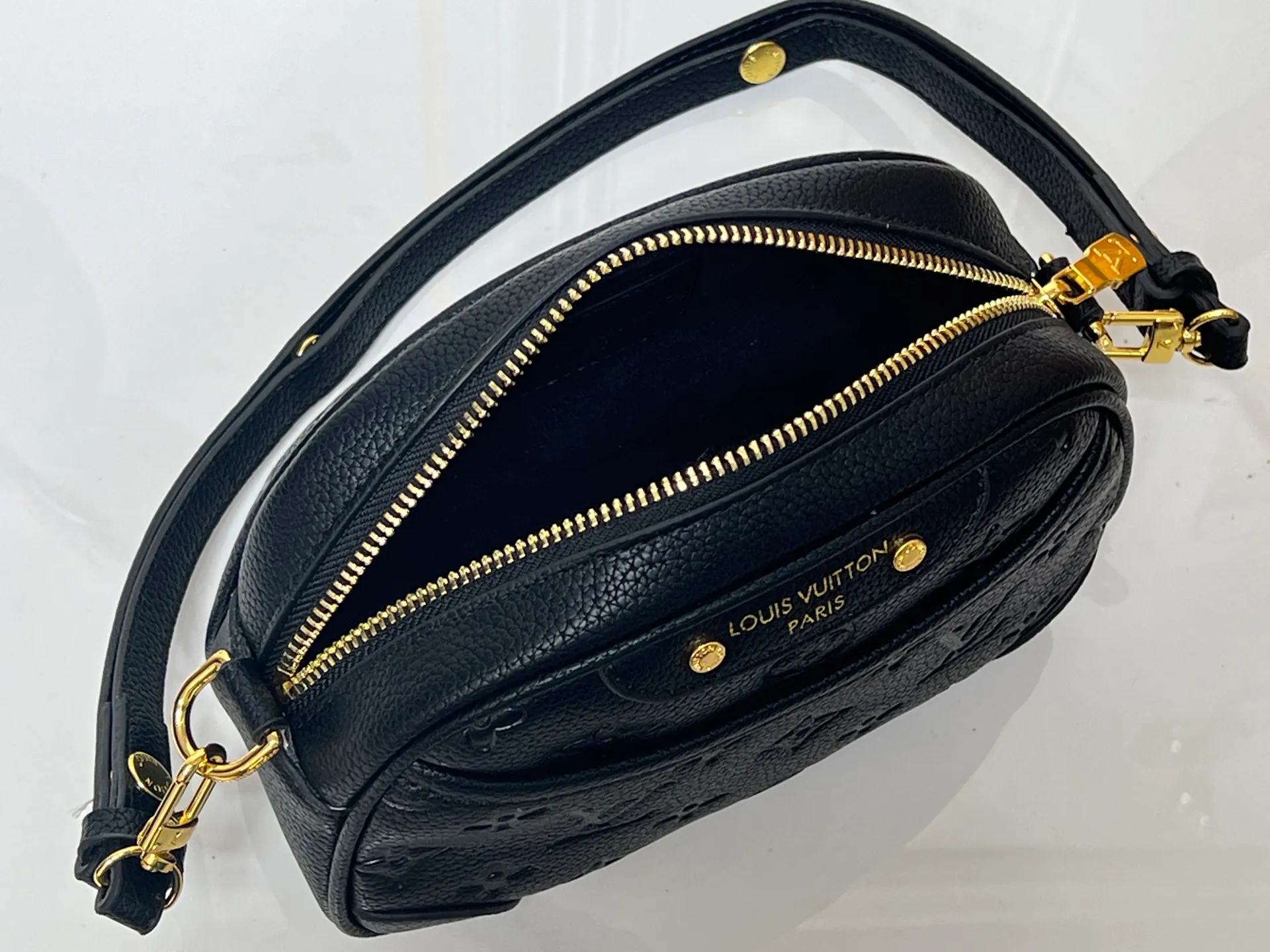 Batch 220💰Upgraded original M25518 M26509 This TINY CAMERA BAG handbag comes from the Monogram Empreinte Ys series. It is made of elegant cow leather decorated with dazzling metal parts, making it an everyday choice suitable for day and night. The front patch pocket makes it easy to access credit cards or transportation cards, and the adjustable shoulder strap allows for a variety of carrying methods. Dimensions: 13 x 6 x 19 cm. (height x width x length)