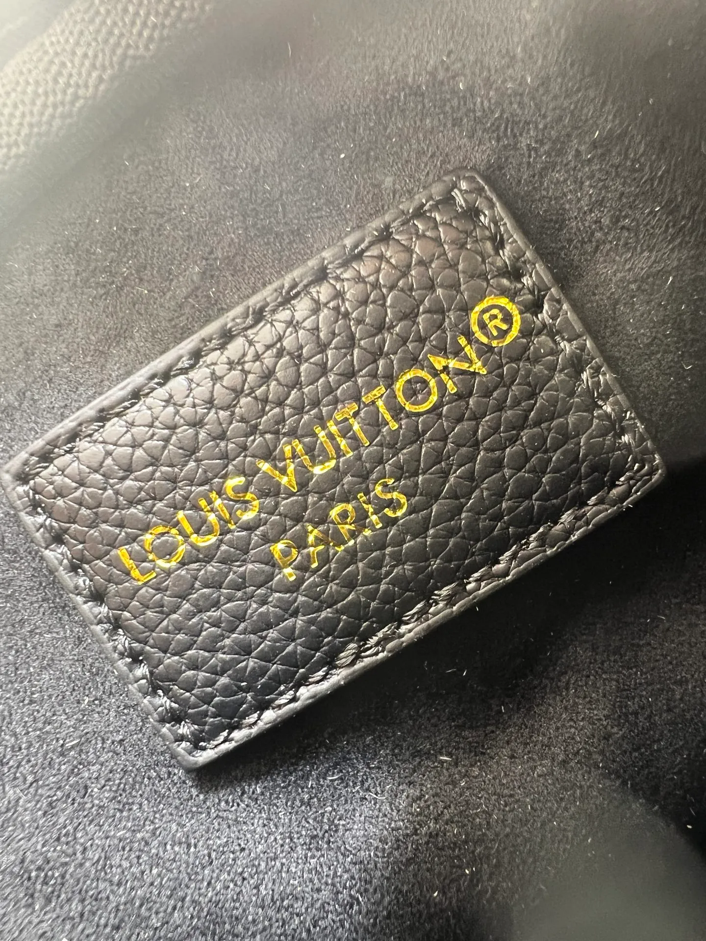 Batch 220💰Upgraded original M25518 M26509 This TINY CAMERA BAG handbag comes from the Monogram Empreinte Ys series. It is made of elegant cow leather decorated with dazzling metal parts, making it an everyday choice suitable for day and night. The front patch pocket makes it easy to access credit cards or transportation cards, and the adjustable shoulder strap allows for a variety of carrying methods. Dimensions: 13 x 6 x 19 cm. (height x width x length)