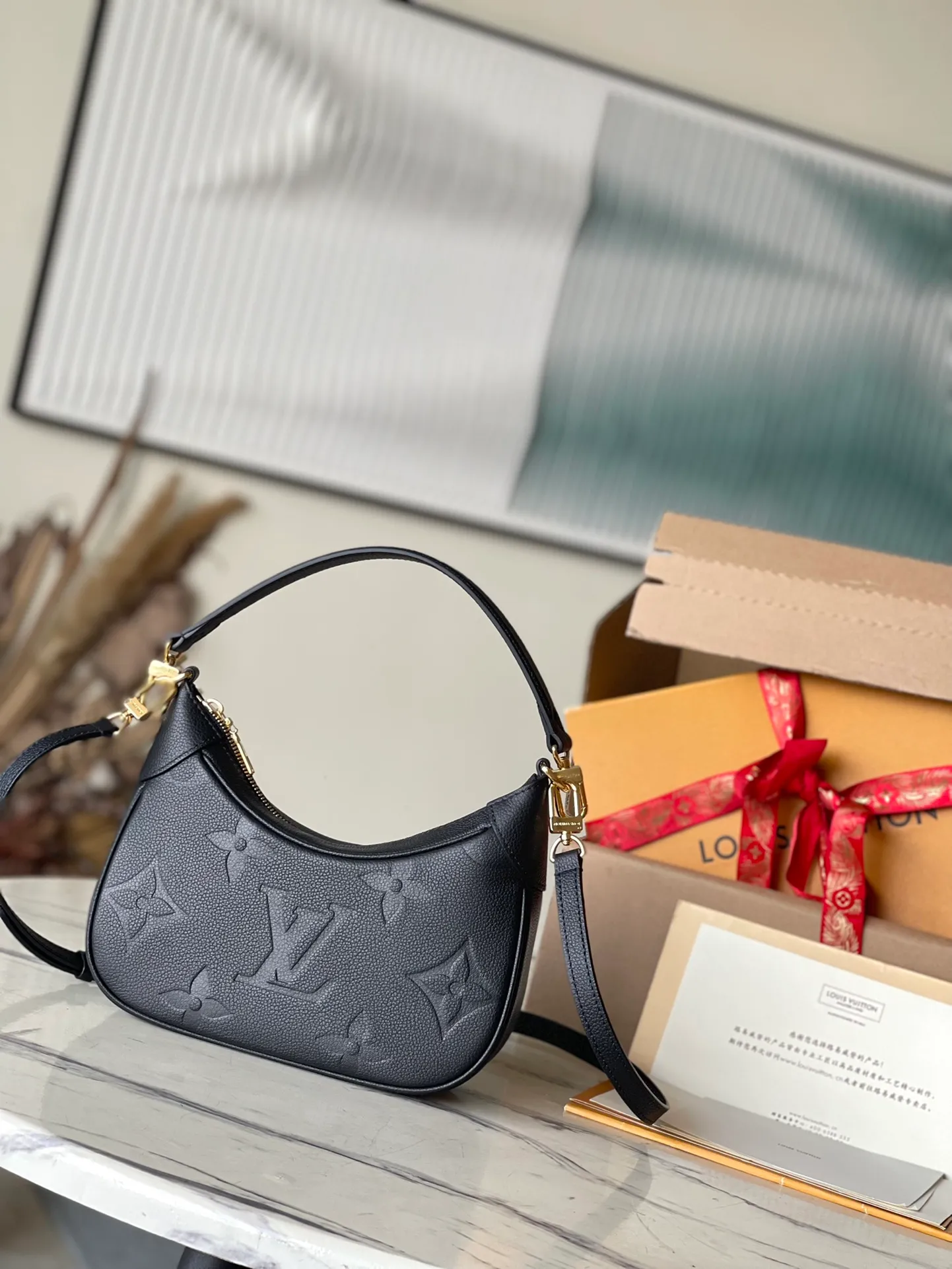 💰1040 (top layer leather) top original order M46002, supports counter inspection, the photos taken of duty-free goods are consistent with the product, and the packaging is not opened. This product is an exclusive duty-free product in the market and is the highest-end product. Inspection is supported. This product has passed strict inspection and is flawless. Please wear gloves when touching the product. This product is not returnable or exchangeable. Please confirm the product first and then remove the label on the handle. This product is temporarily not open to the public, only regular customers, and is in short supply. Dimensions: 24 x 18 x 7 cm