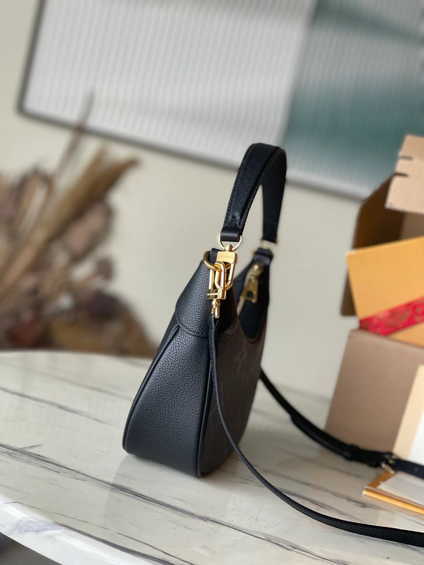 💰1040 (top layer leather) top original order M46002, supports counter inspection, the photos taken of duty-free goods are consistent with the product, and the packaging is not opened. This product is an exclusive duty-free product in the market and is the highest-end product. Inspection is supported. This product has passed strict inspection and is flawless. Please wear gloves when touching the product. This product is not returnable or exchangeable. Please confirm the product first and then remove the label on the handle. This product is temporarily not open to the public, only regular customers, and is in short supply. Dimensions: 24 x 18 x 7 cm