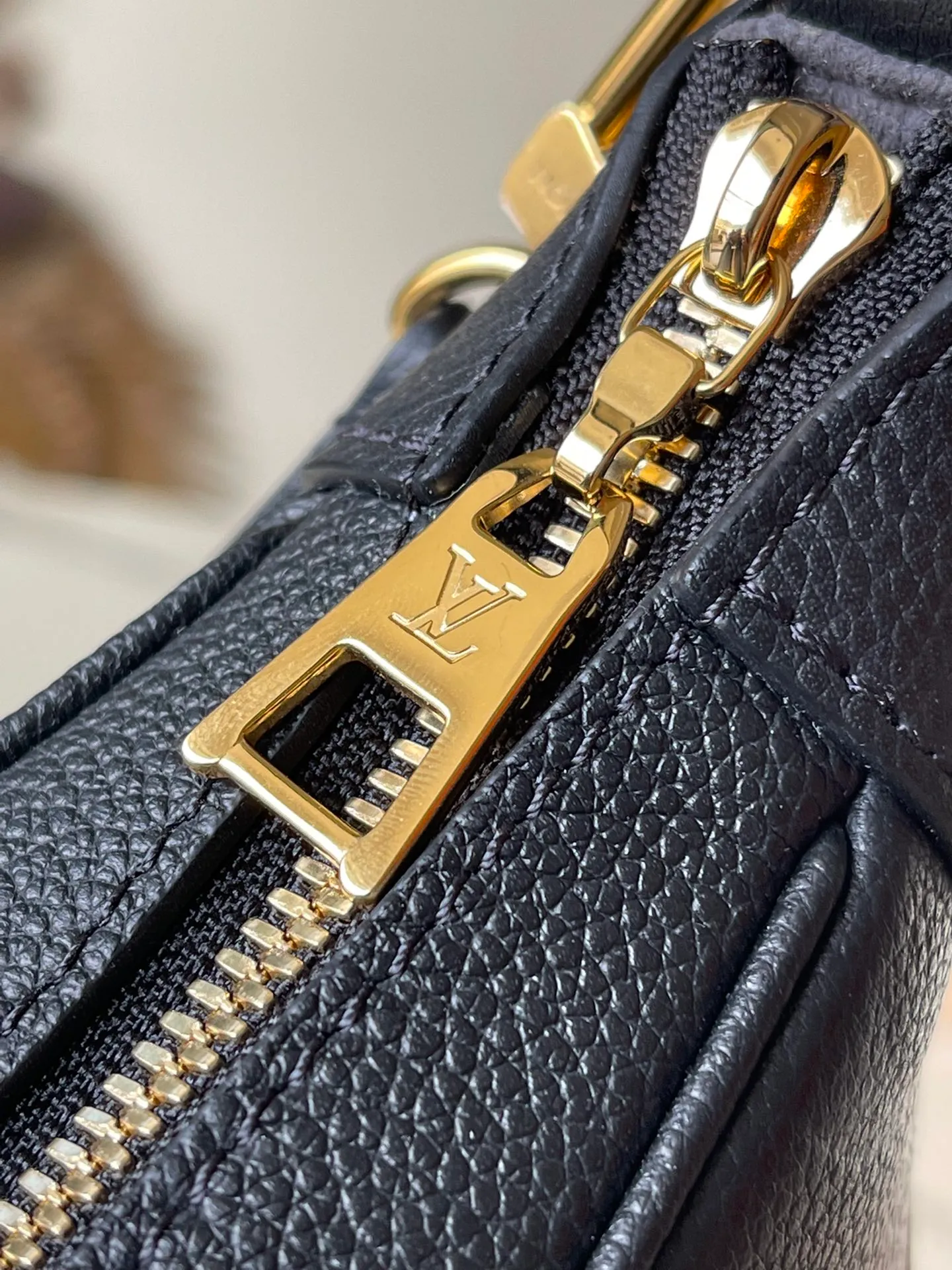 💰1040 (top layer leather) top original order M46002, supports counter inspection, the photos taken of duty-free goods are consistent with the product, and the packaging is not opened. This product is an exclusive duty-free product in the market and is the highest-end product. Inspection is supported. This product has passed strict inspection and is flawless. Please wear gloves when touching the product. This product is not returnable or exchangeable. Please confirm the product first and then remove the label on the handle. This product is temporarily not open to the public, only regular customers, and is in short supply. Dimensions: 24 x 18 x 7 cm