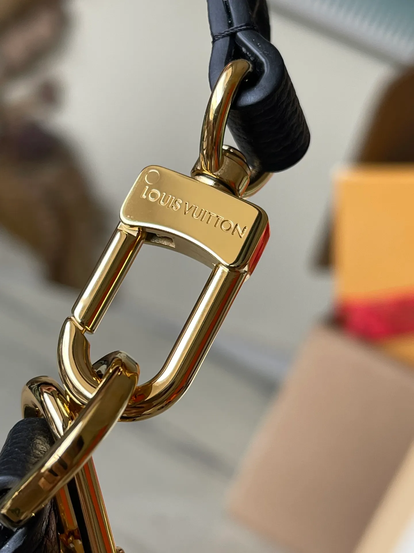 💰1040 (top layer leather) top original order M46002, supports counter inspection, the photos taken of duty-free goods are consistent with the product, and the packaging is not opened. This product is an exclusive duty-free product in the market and is the highest-end product. Inspection is supported. This product has passed strict inspection and is flawless. Please wear gloves when touching the product. This product is not returnable or exchangeable. Please confirm the product first and then remove the label on the handle. This product is temporarily not open to the public, only regular customers, and is in short supply. Dimensions: 24 x 18 x 7 cm