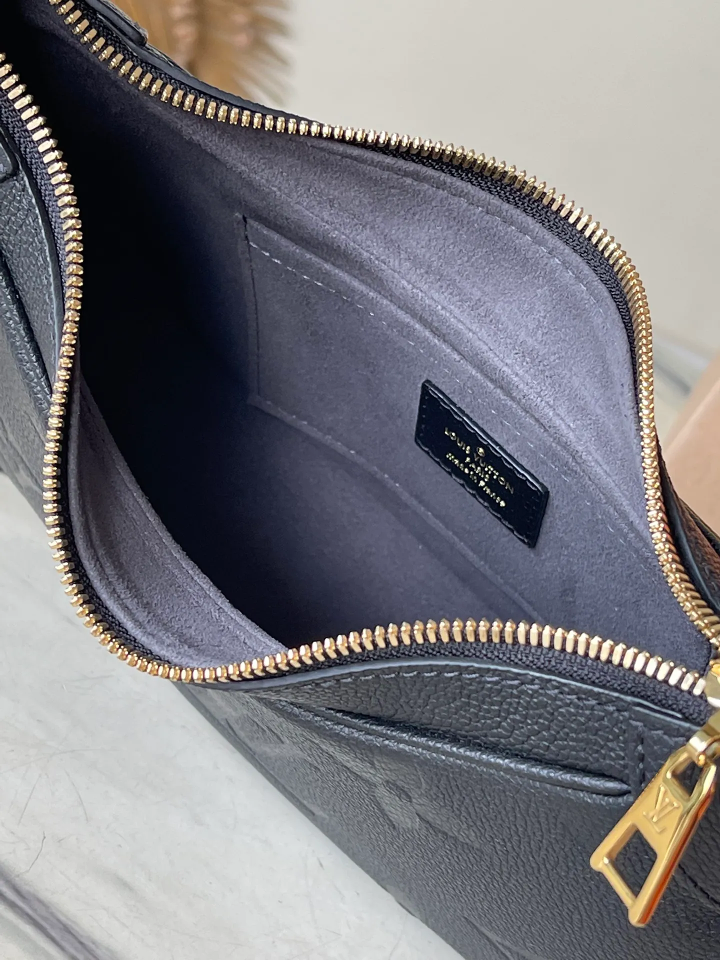 💰1040 (top layer leather) top original order M46002, supports counter inspection, the photos taken of duty-free goods are consistent with the product, and the packaging is not opened. This product is an exclusive duty-free product in the market and is the highest-end product. Inspection is supported. This product has passed strict inspection and is flawless. Please wear gloves when touching the product. This product is not returnable or exchangeable. Please confirm the product first and then remove the label on the handle. This product is temporarily not open to the public, only regular customers, and is in short supply. Dimensions: 24 x 18 x 7 cm