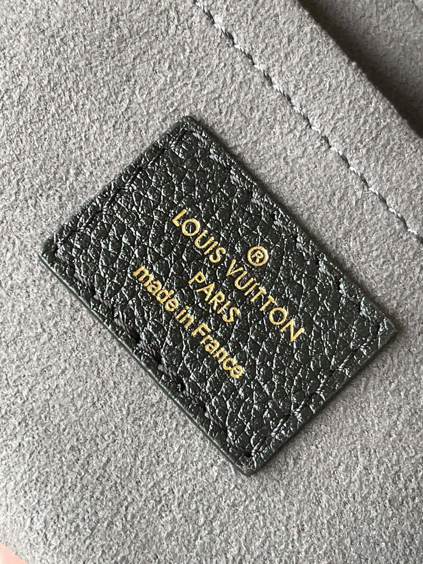 💰1040 (top layer leather) top original order M46002, supports counter inspection, the photos taken of duty-free goods are consistent with the product, and the packaging is not opened. This product is an exclusive duty-free product in the market and is the highest-end product. Inspection is supported. This product has passed strict inspection and is flawless. Please wear gloves when touching the product. This product is not returnable or exchangeable. Please confirm the product first and then remove the label on the handle. This product is temporarily not open to the public, only regular customers, and is in short supply. Dimensions: 24 x 18 x 7 cm