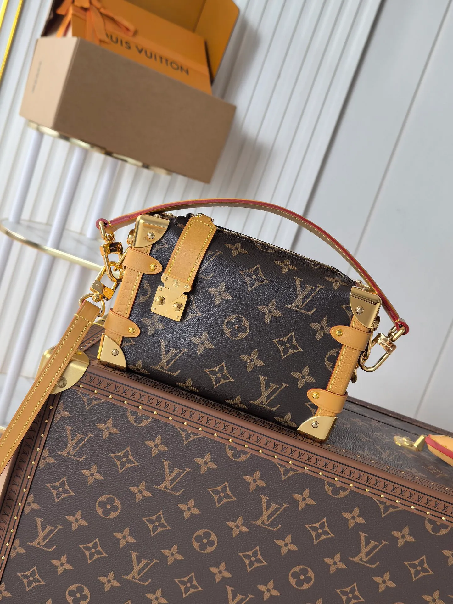 💰800💰 (Dynamic chip 163c01 top original order) M46358 M46815 M47139 This small Side Trunk handbag is made of Monogram canvas with a rectangular shape, with cow leather trim and exquisite metal parts. The reinforced corners and the S-lock that connects the zipper are exquisite details that reflect the classic heritage of Louis Vuitton hard luggage. The removable and adjustable leather shoulder strap makes it easy to carry by hand or over the shoulder. Dimensions: 19.0 x 12.5 x 7.5 cm (length x height x width)