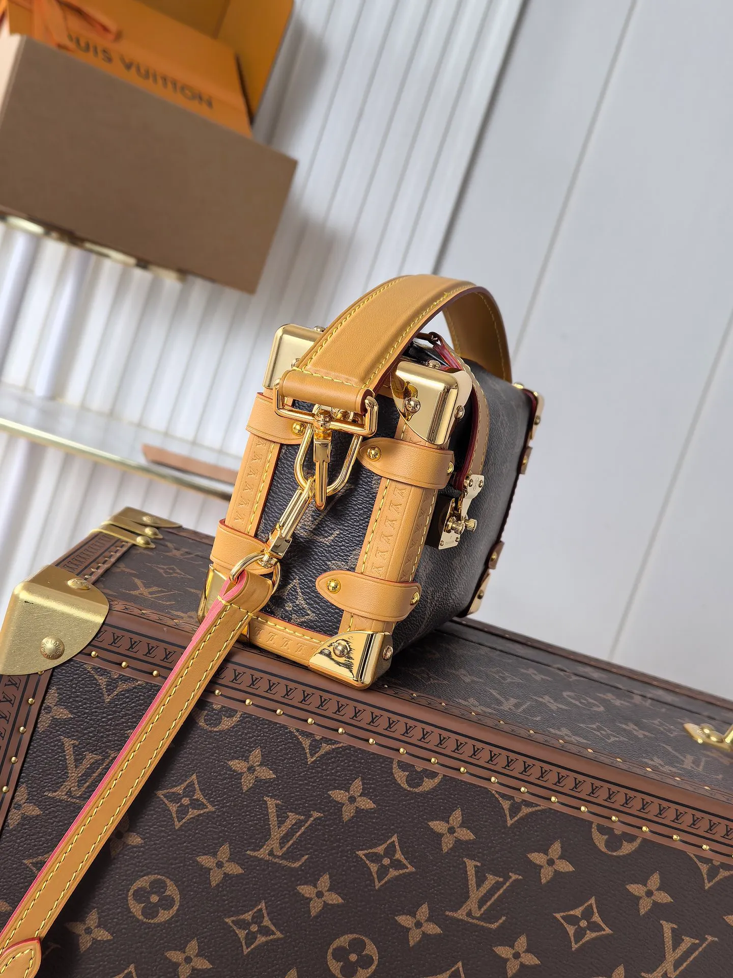 💰800💰 (Dynamic chip 163c01 top original order) M46358 M46815 M47139 This small Side Trunk handbag is made of Monogram canvas with a rectangular shape, with cow leather trim and exquisite metal parts. The reinforced corners and the S-lock that connects the zipper are exquisite details that reflect the classic heritage of Louis Vuitton hard luggage. The removable and adjustable leather shoulder strap makes it easy to carry by hand or over the shoulder. Dimensions: 19.0 x 12.5 x 7.5 cm (length x height x width)