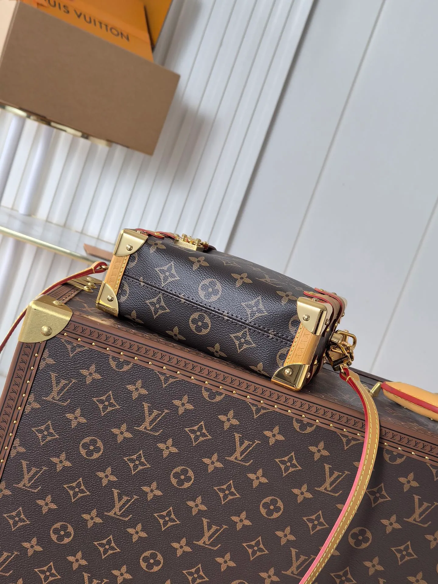 💰800💰 (Dynamic chip 163c01 top original order) M46358 M46815 M47139 This small Side Trunk handbag is made of Monogram canvas with a rectangular shape, with cow leather trim and exquisite metal parts. The reinforced corners and the S-lock that connects the zipper are exquisite details that reflect the classic heritage of Louis Vuitton hard luggage. The removable and adjustable leather shoulder strap makes it easy to carry by hand or over the shoulder. Dimensions: 19.0 x 12.5 x 7.5 cm (length x height x width)